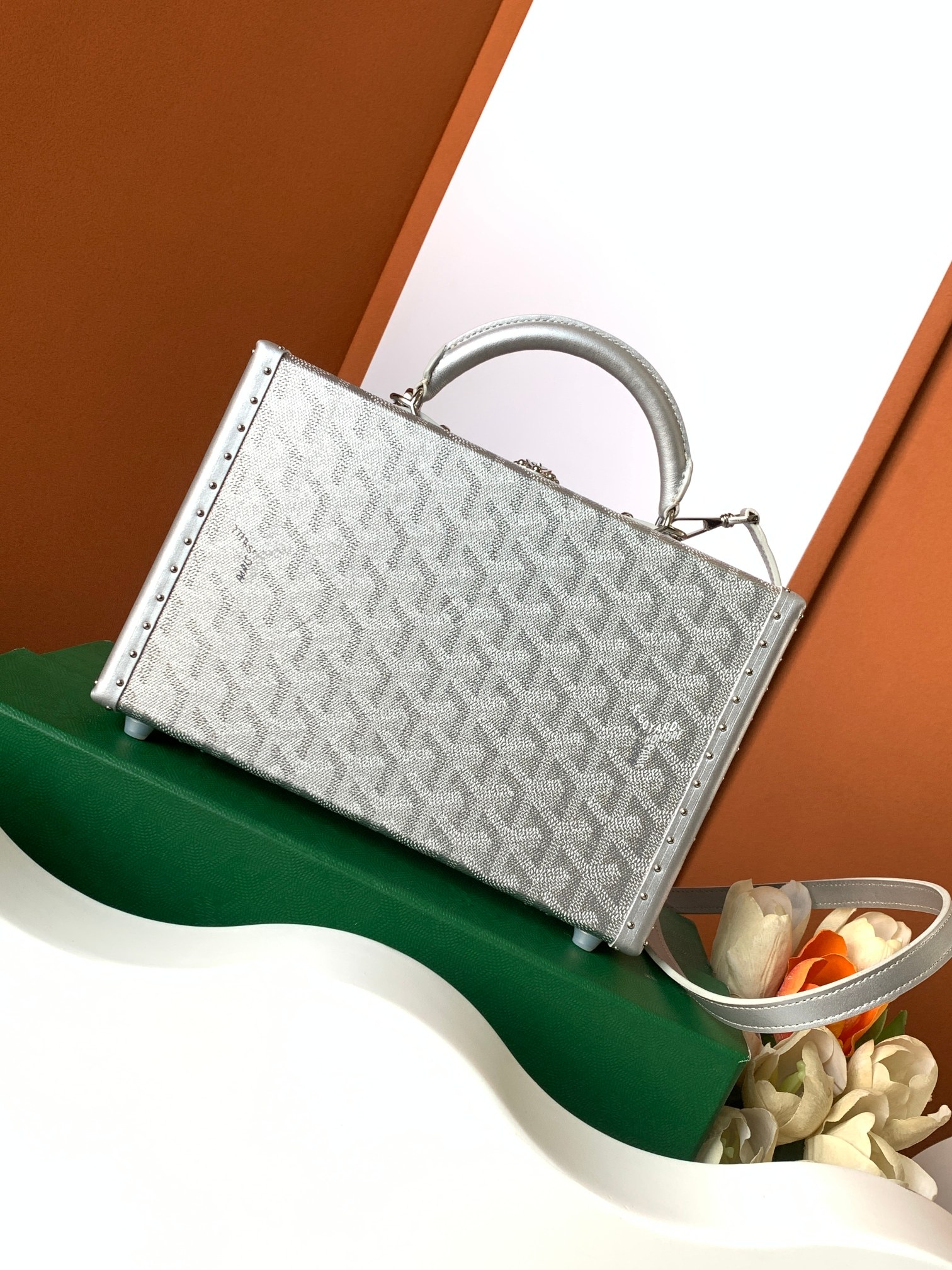 Goyard Grand Hôtel 盒子包表达了对 Goyard 之家珍视的制箱工艺的致敬
