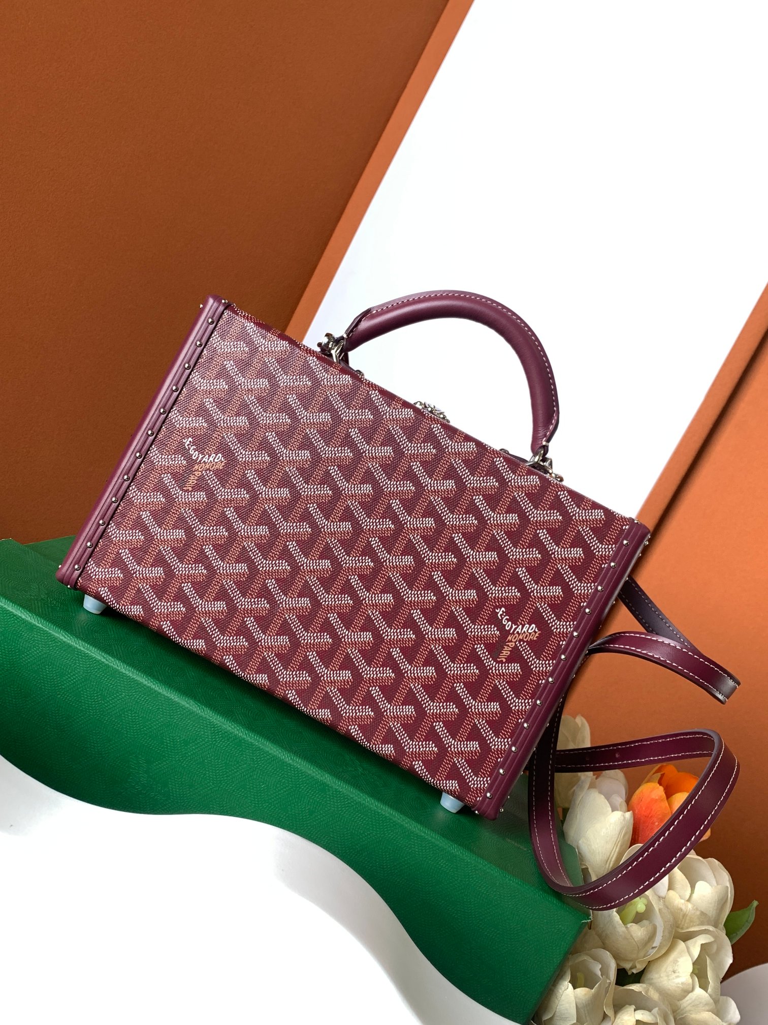 Goyard Grand Hôtel 盒子包表达了对 Goyard 之家珍视的制箱工艺的致敬