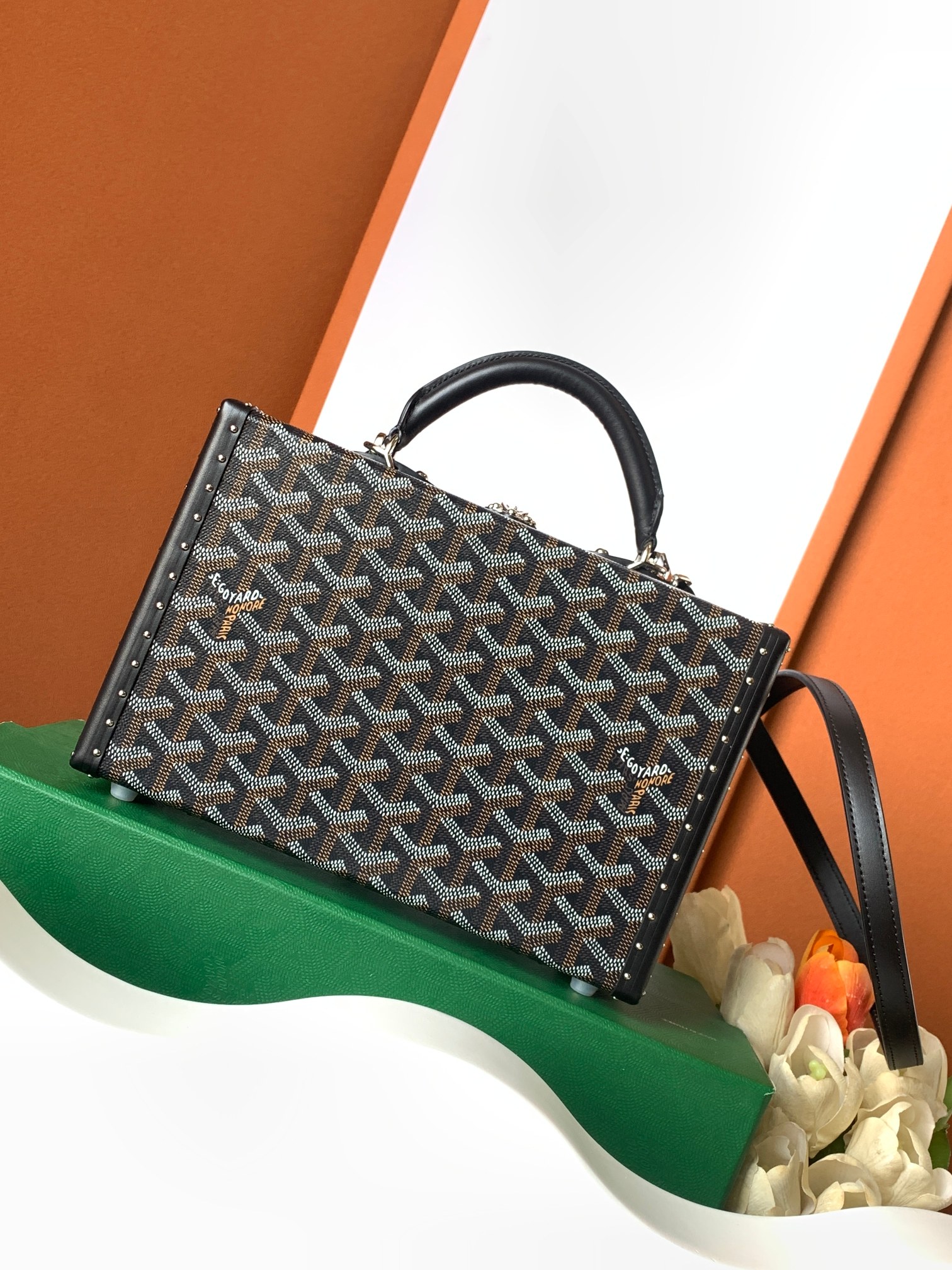 Goyard Grand Hôtel 盒子包表达了对 Goyard 之家珍视的制箱工艺的致敬