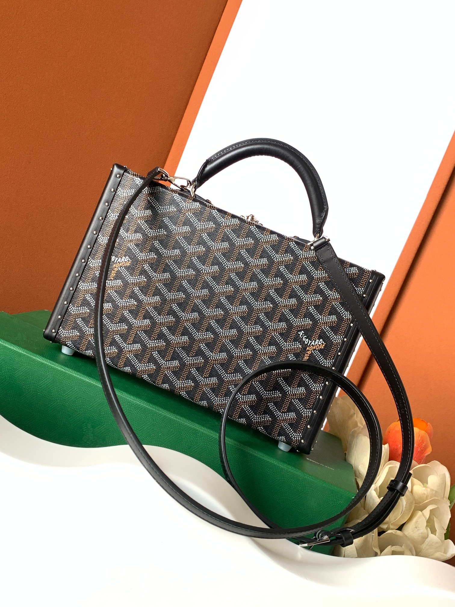 Goyard Grand Hôtel 盒子包表达了对 Goyard 之家珍视的制箱工艺的致敬