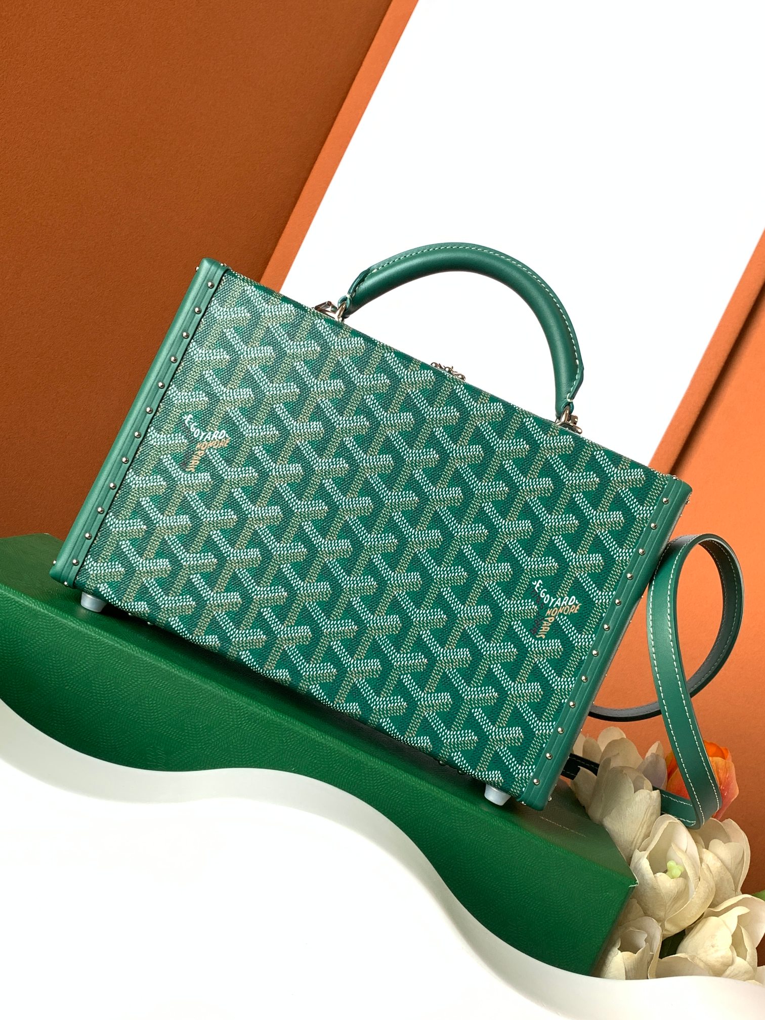 Goyard Grand Hôtel 盒子包表达了对 Goyard 之家珍视的制箱工艺的致敬