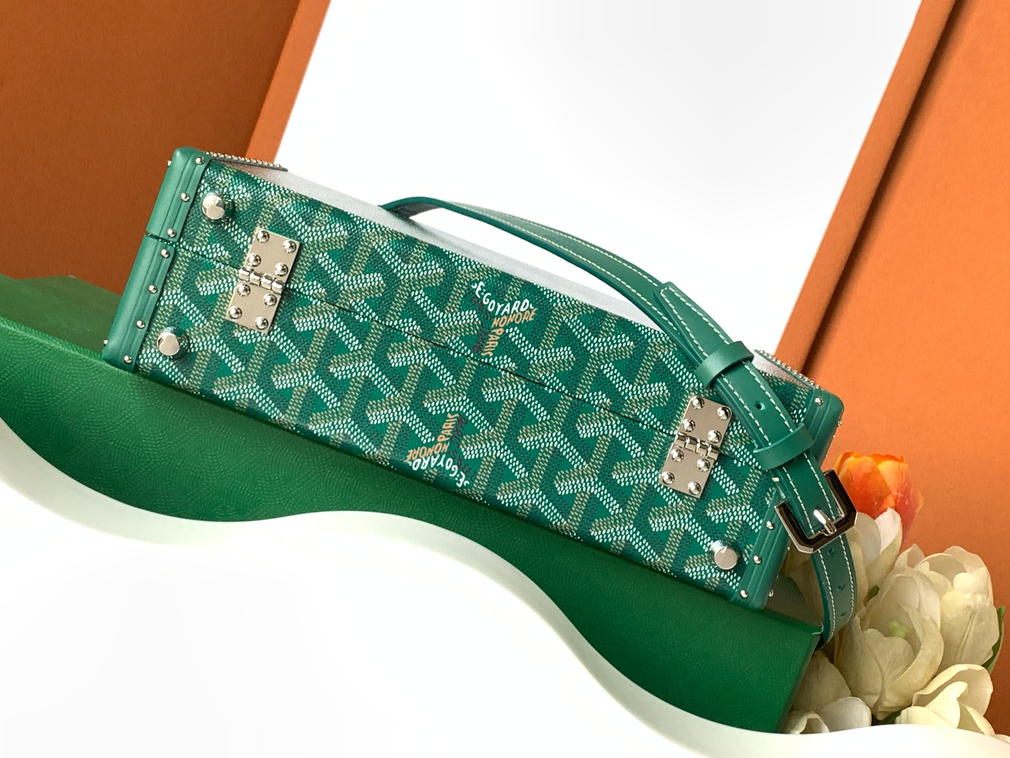 Goyard Grand Hôtel 盒子包表达了对 Goyard 之家珍视的制箱工艺的致敬