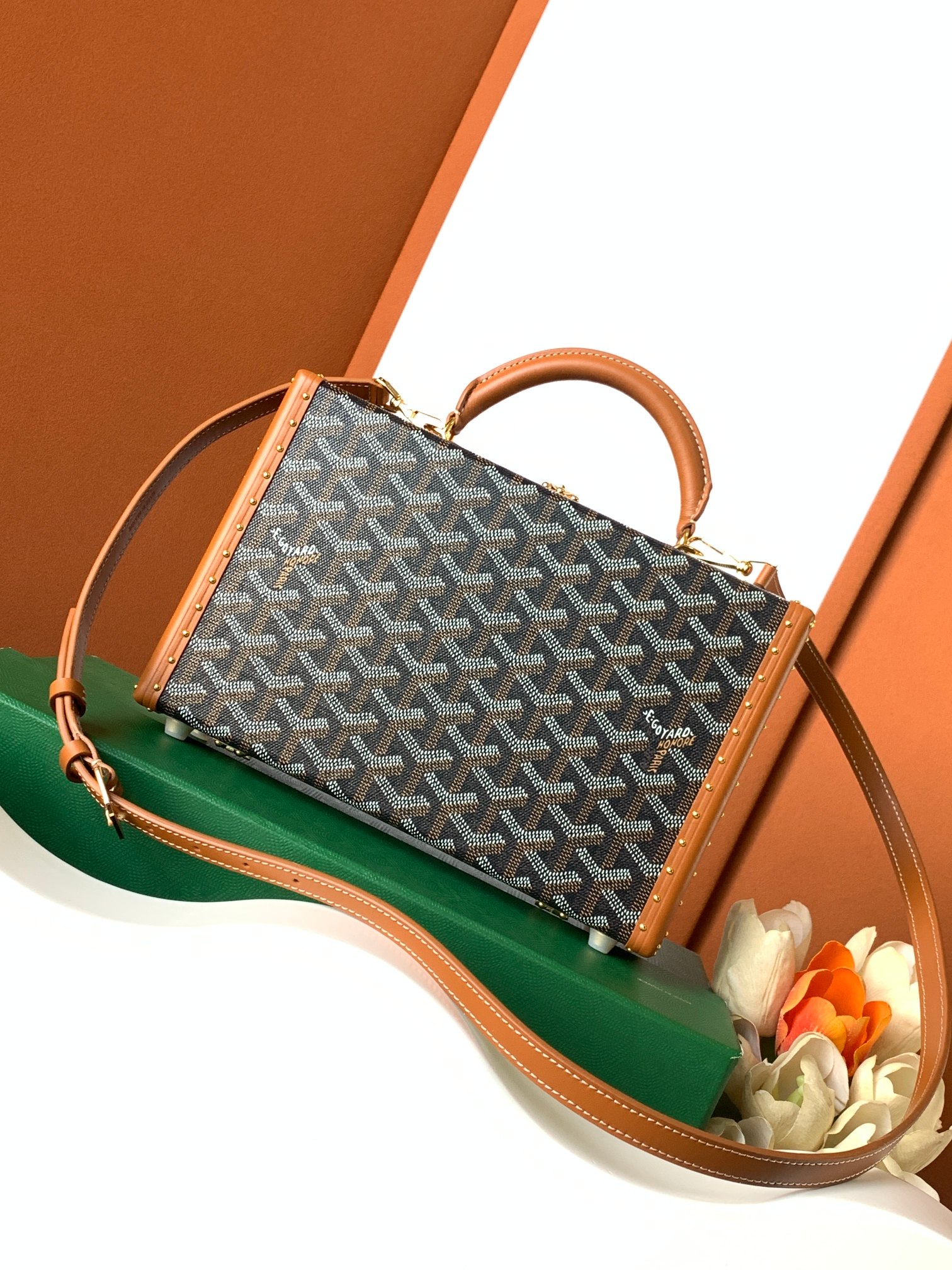 Goyard Grand Hôtel 盒子包表达了对 Goyard 之家珍视的制箱工艺的致敬