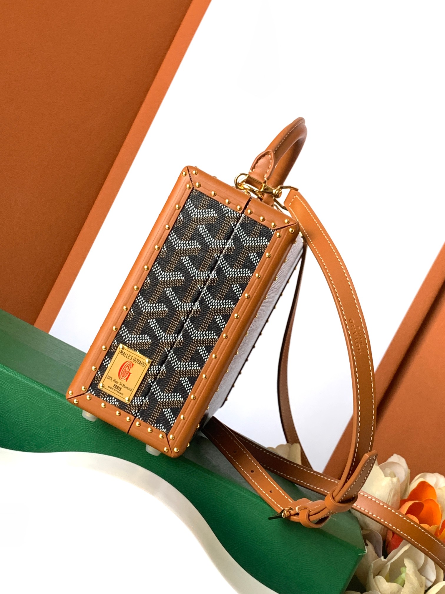 Goyard Grand Hôtel 盒子包表达了对 Goyard 之家珍视的制箱工艺的致敬