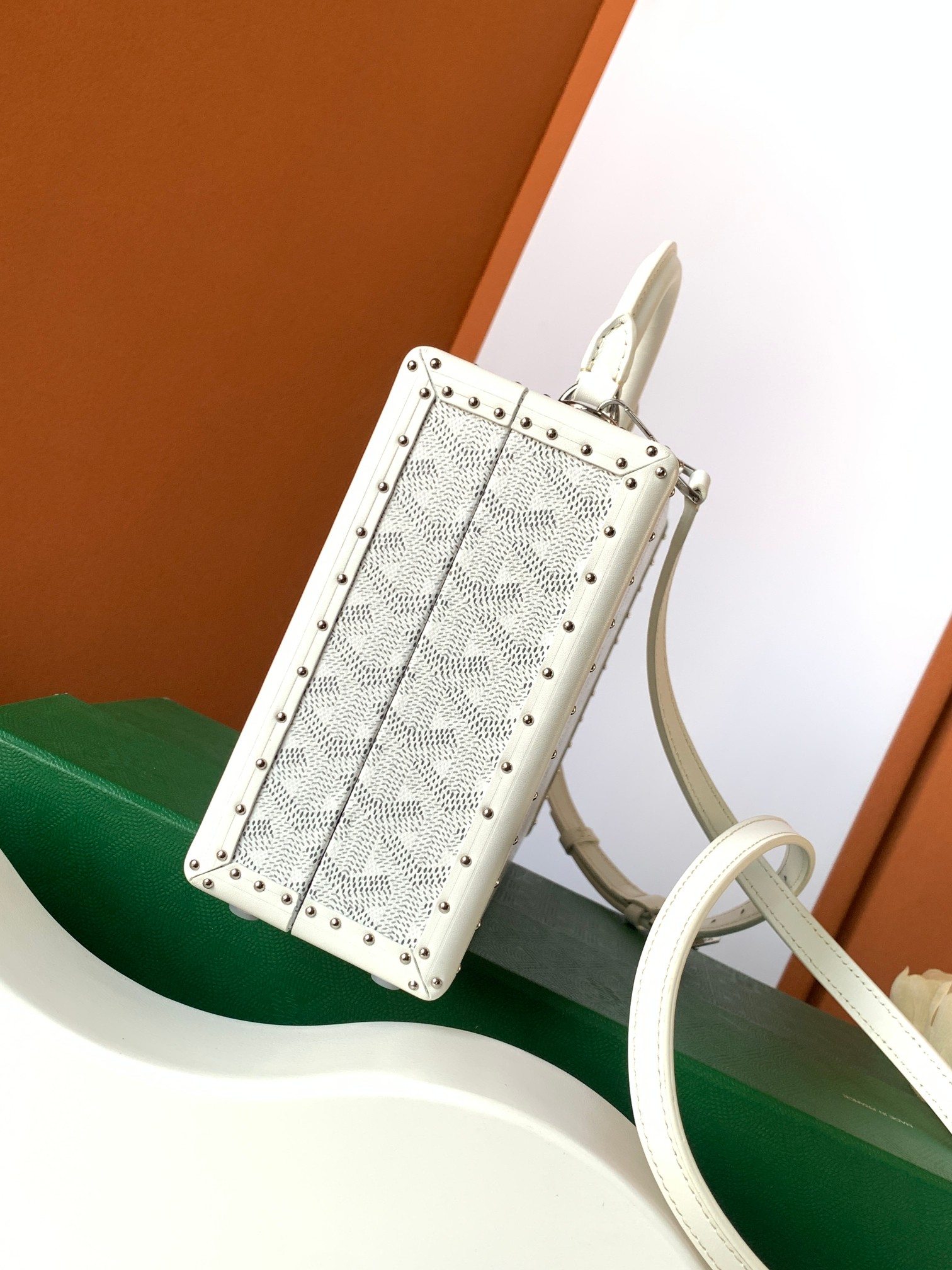 Goyard Grand Hôtel 盒子包表达了对 Goyard 之家珍视的制箱工艺的致敬