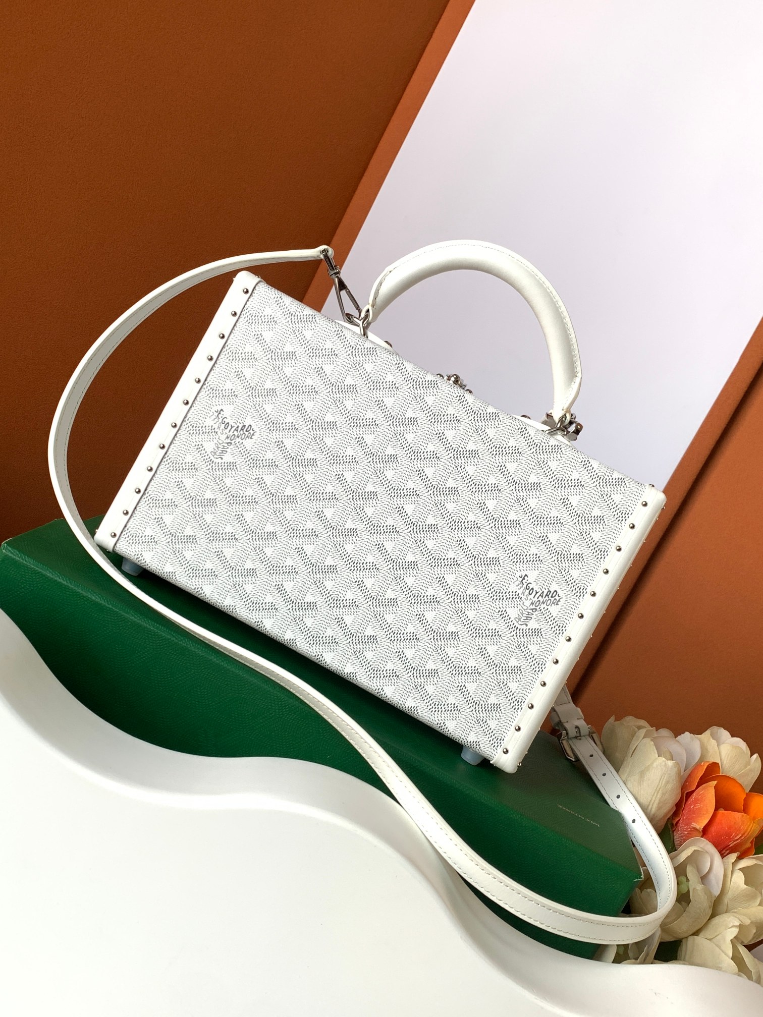Goyard Grand Hôtel 盒子包表达了对 Goyard 之家珍视的制箱工艺的致敬