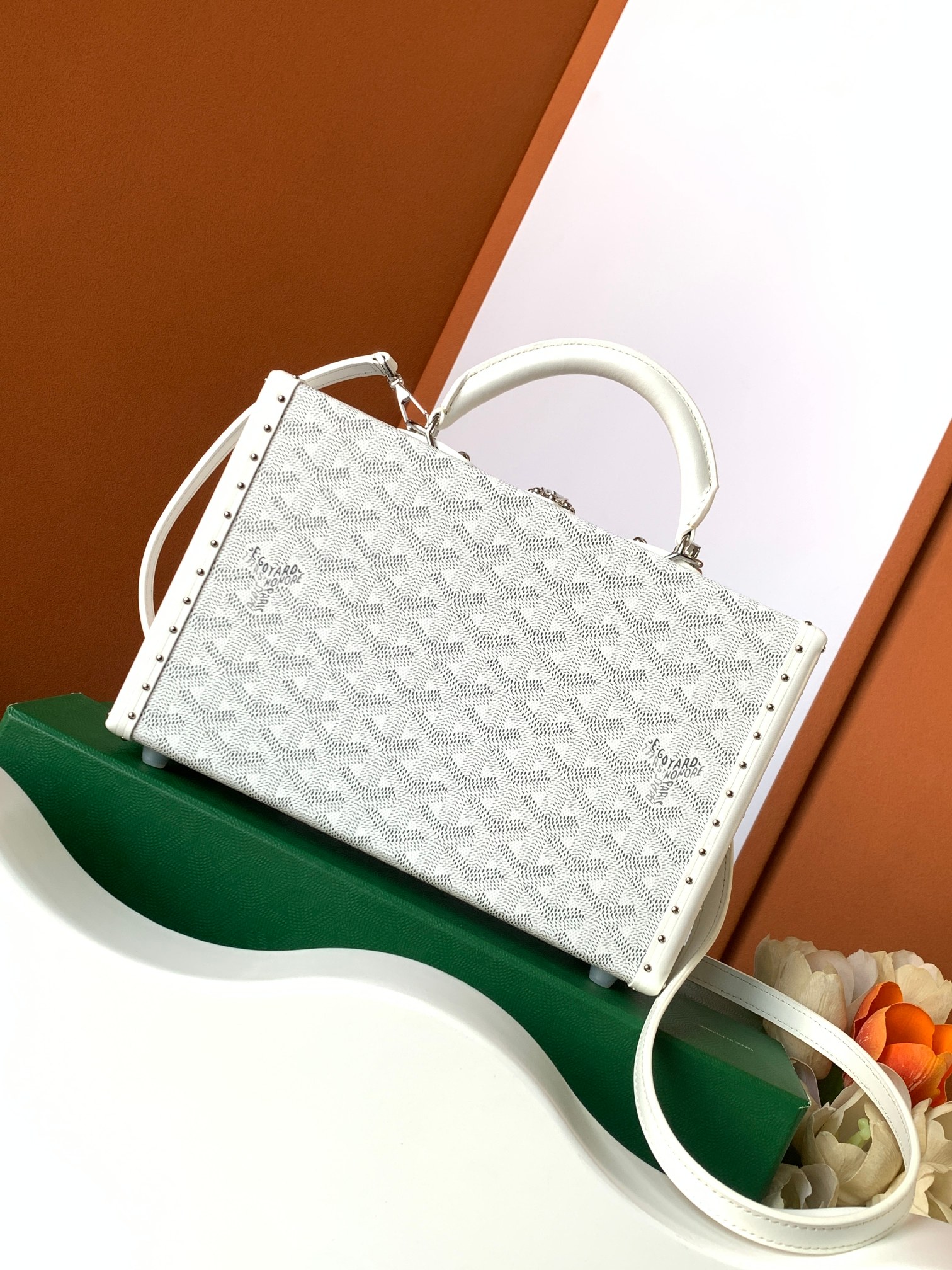 Goyard Grand Hôtel 盒子包表达了对 Goyard 之家珍视的制箱工艺的致敬