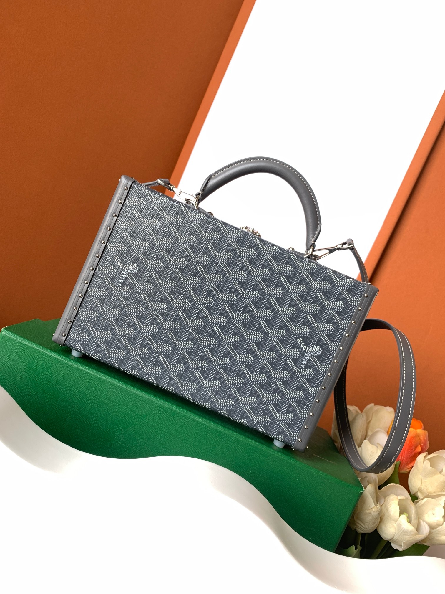 Goyard Grand Hôtel 盒子包表达了对 Goyard 之家珍视的制箱工艺的致敬