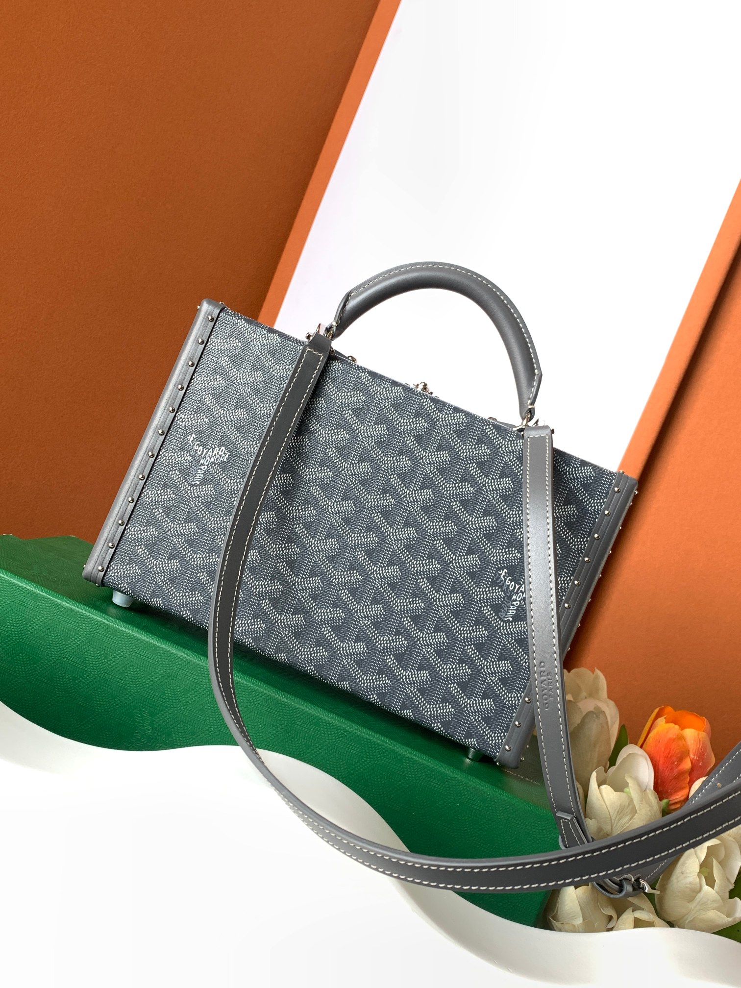 Goyard Grand Hôtel 盒子包表达了对 Goyard 之家珍视的制箱工艺的致敬