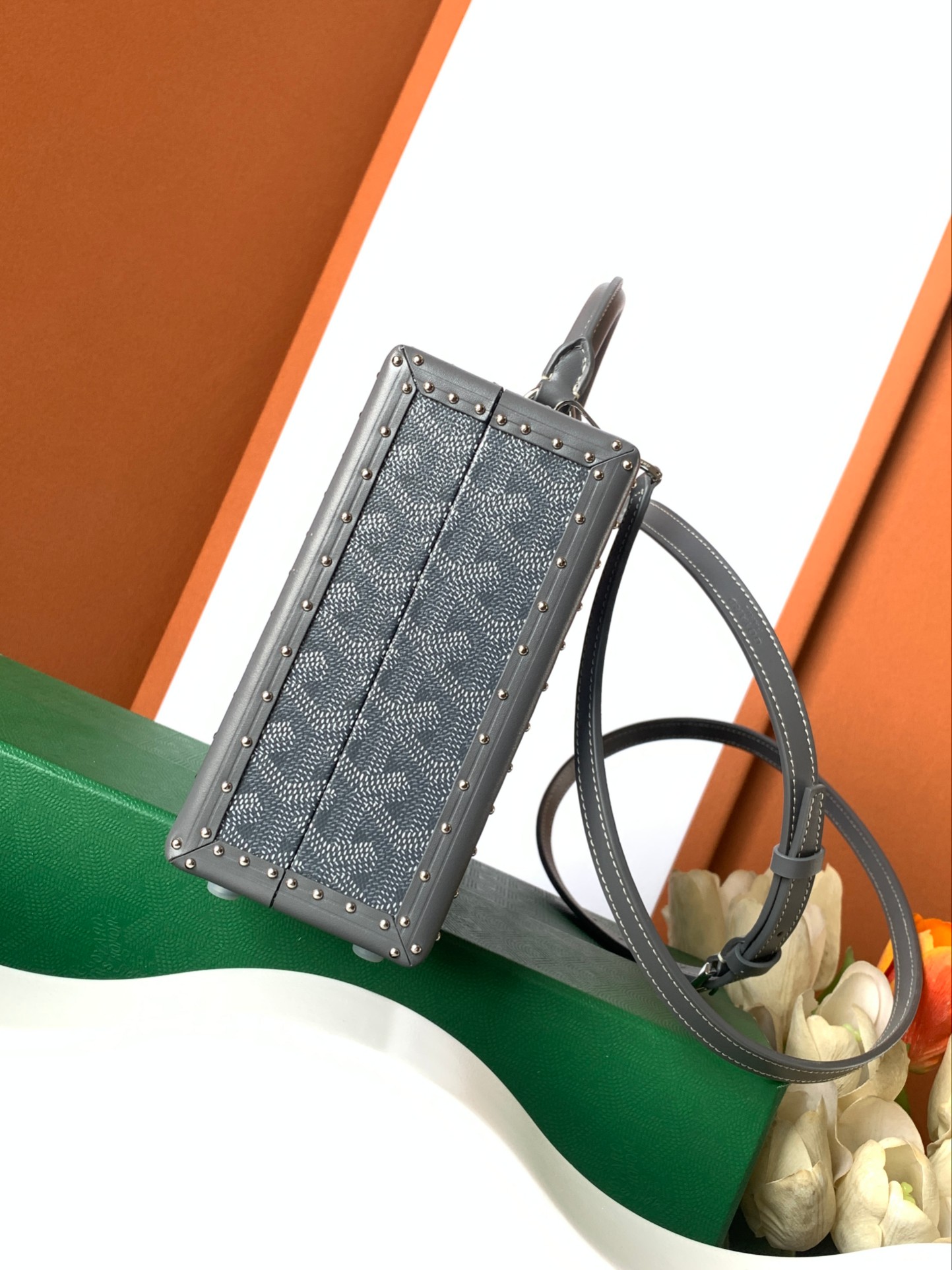 Goyard Grand Hôtel 盒子包表达了对 Goyard 之家珍视的制箱工艺的致敬