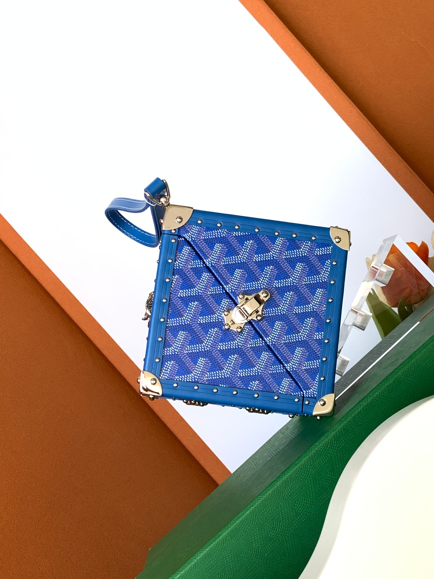 Goyard DE 箱包因其立方体形状而得名 当携带时 DE 箱包的皮质 LOZINES 形成一个 Y 形