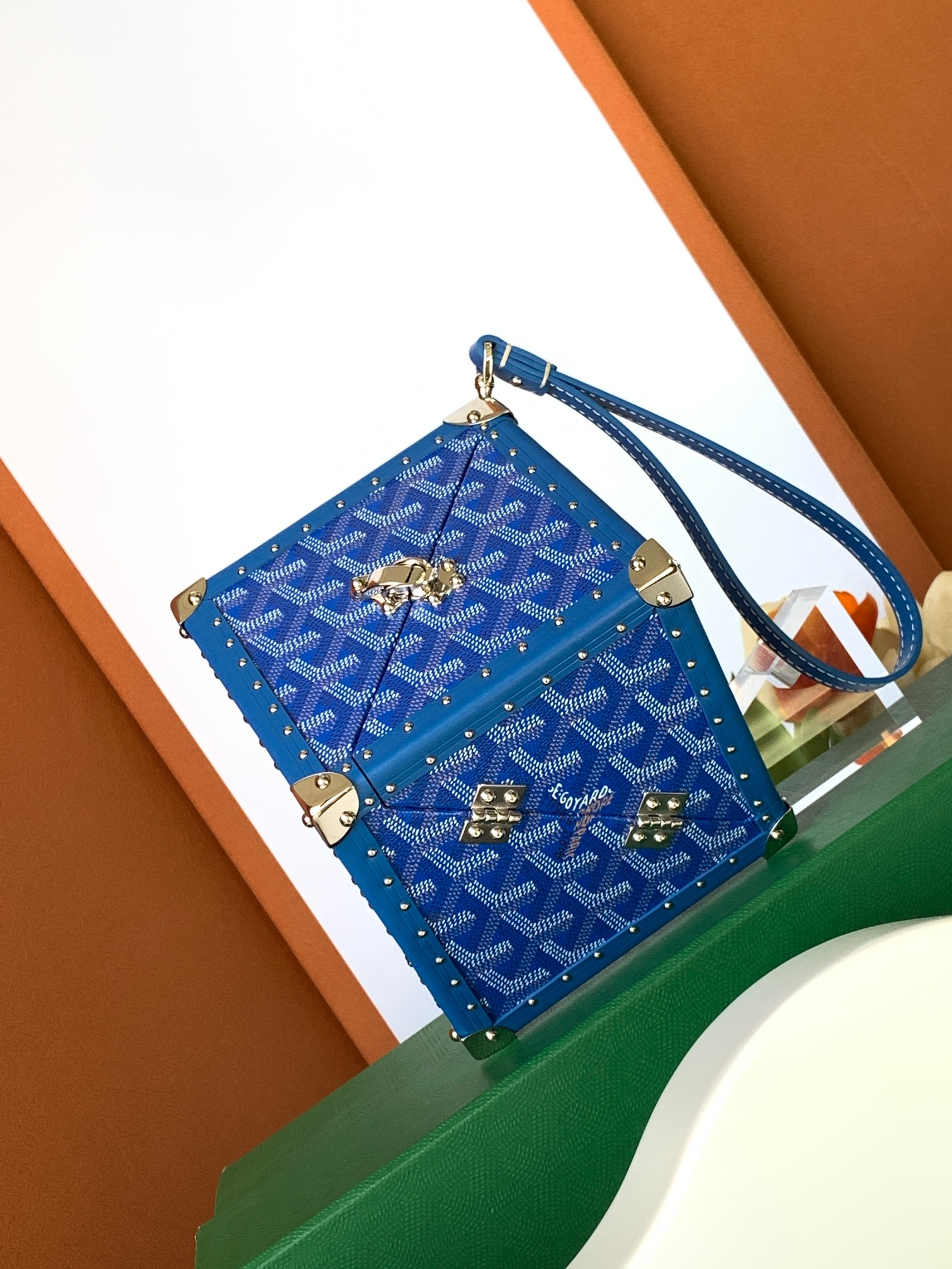 Goyard DE 箱包因其立方体形状而得名 当携带时 DE 箱包的皮质 LOZINES 形成一个 Y 形
