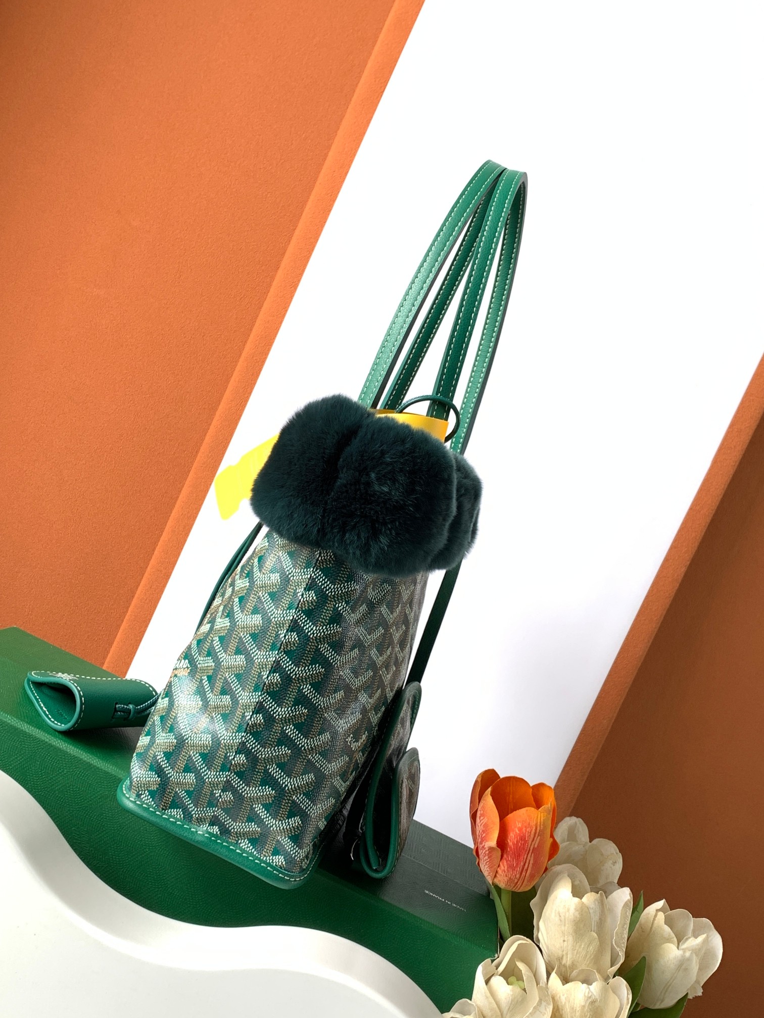 Goyard 谁能拒绝一支软fufu的Goyard兔毛mini tote也太可爱了 还能反过来用 太萌了 绝对是小公举的首选的颜色