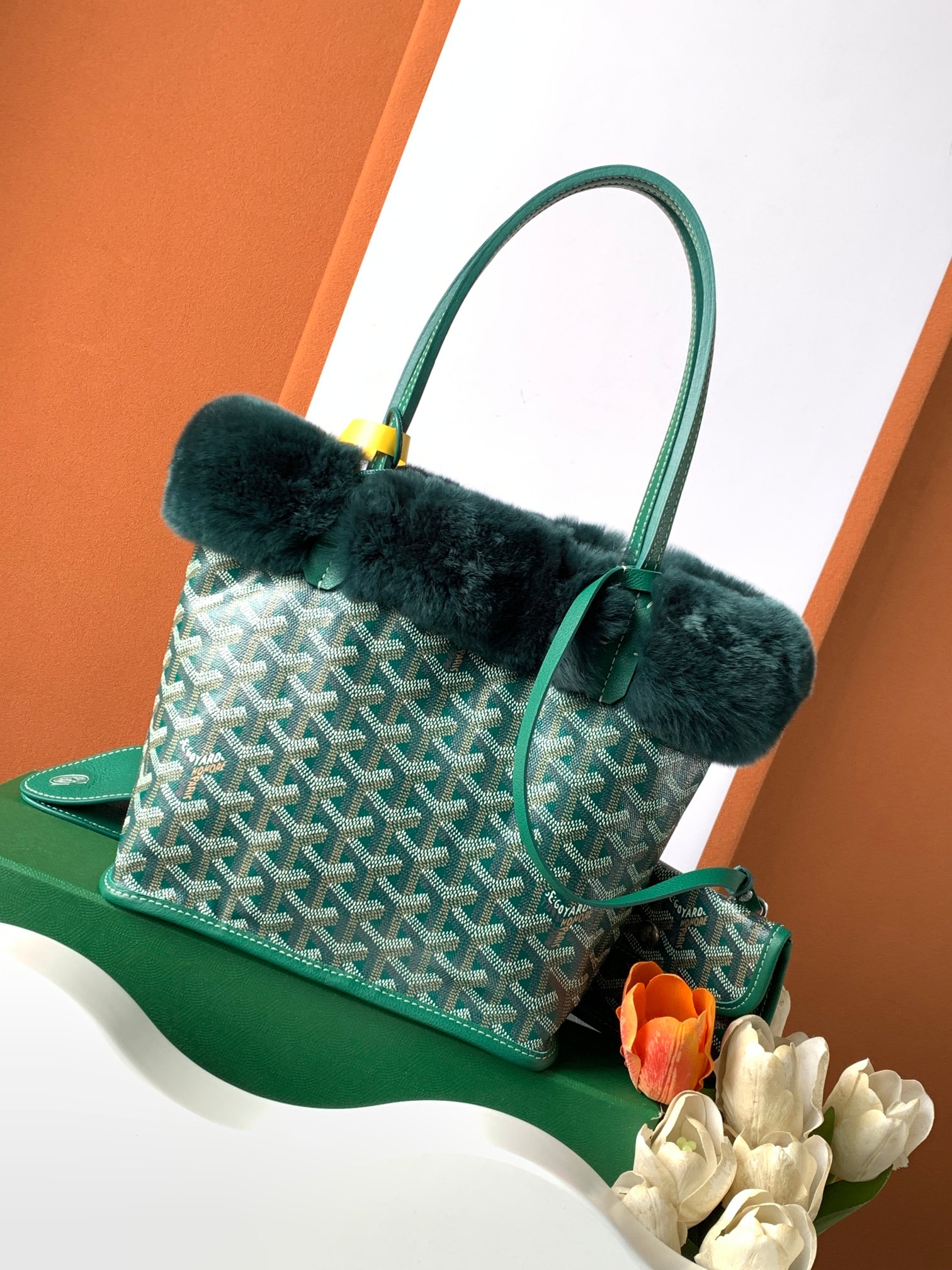 Goyard 谁能拒绝一支软fufu的Goyard兔毛mini tote也太可爱了 还能反过来用 太萌了 绝对是小公举的首选的颜色