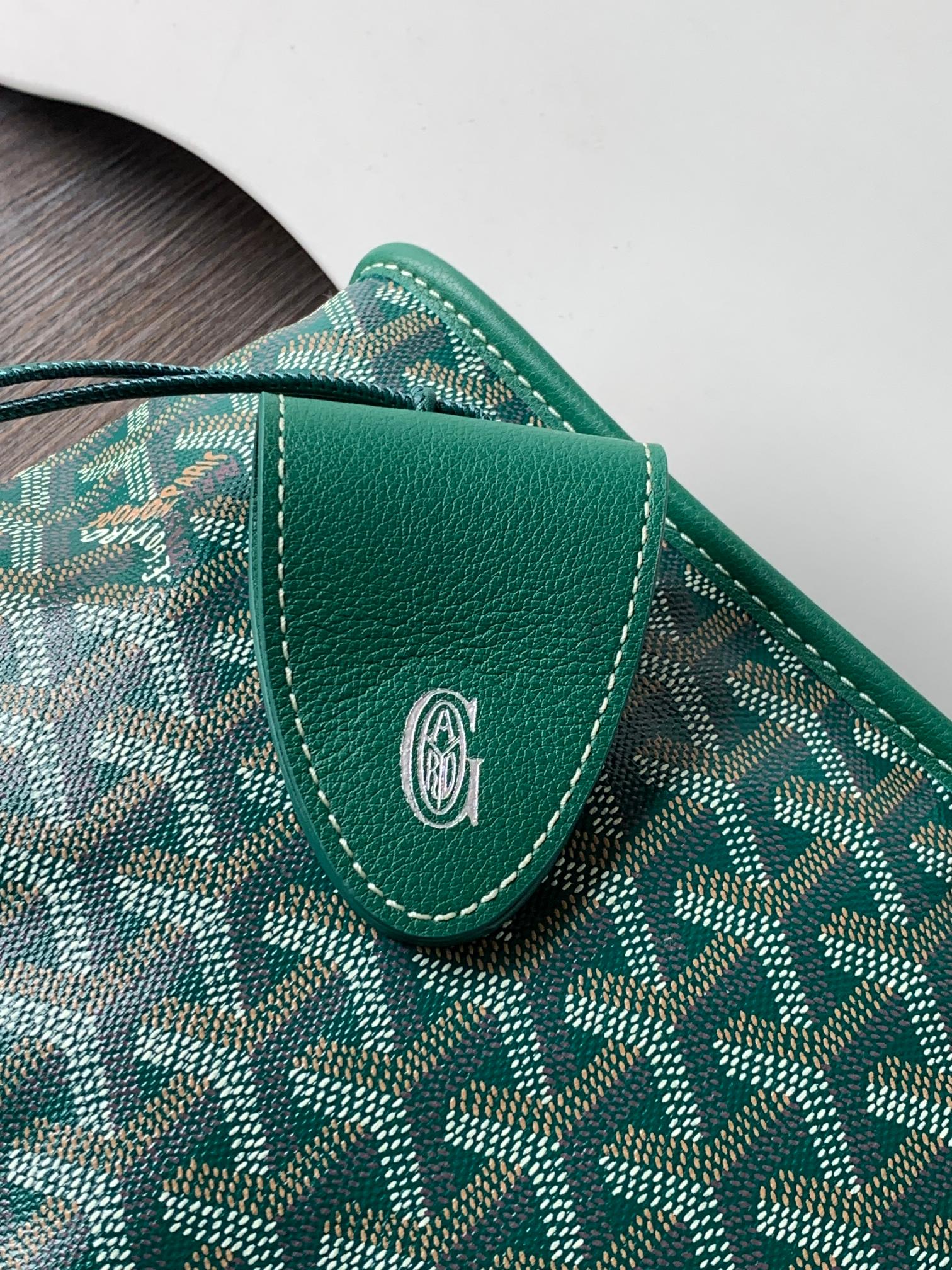 Goyard 谁能拒绝一支软fufu的Goyard兔毛mini tote也太可爱了 还能反过来用 太萌了 绝对是小公举的首选的颜色