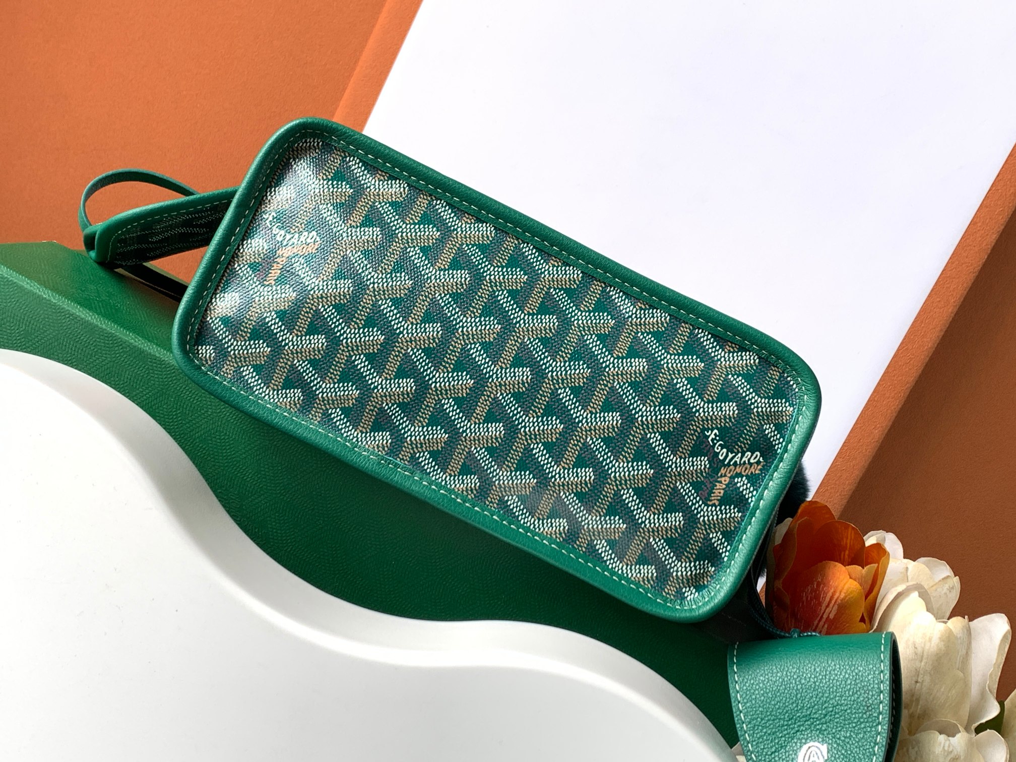 Goyard 谁能拒绝一支软fufu的Goyard兔毛mini tote也太可爱了 还能反过来用 太萌了 绝对是小公举的首选的颜色