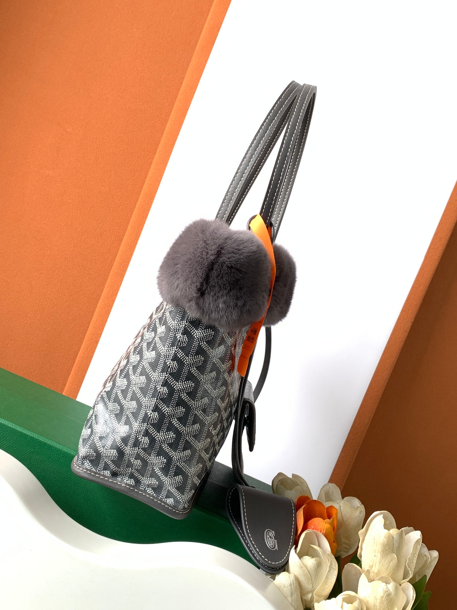 Goyard 谁能拒绝一支软fufu的Goyard兔毛mini tote也太可爱了 还能反过来用 太萌了 绝对是小公举的首选的颜色