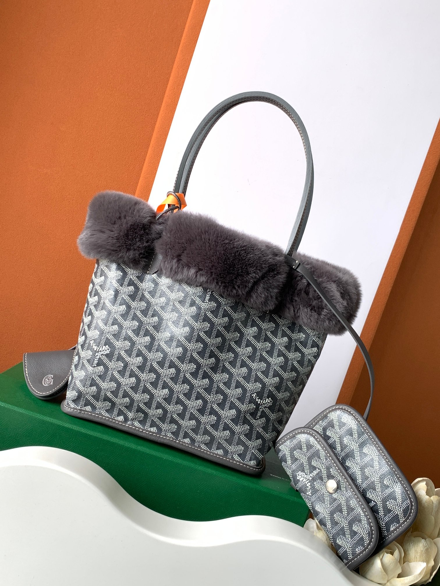 Goyard 谁能拒绝一支软fufu的Goyard兔毛mini tote也太可爱了 还能反过来用 太萌了 绝对是小公举的首选的颜色
