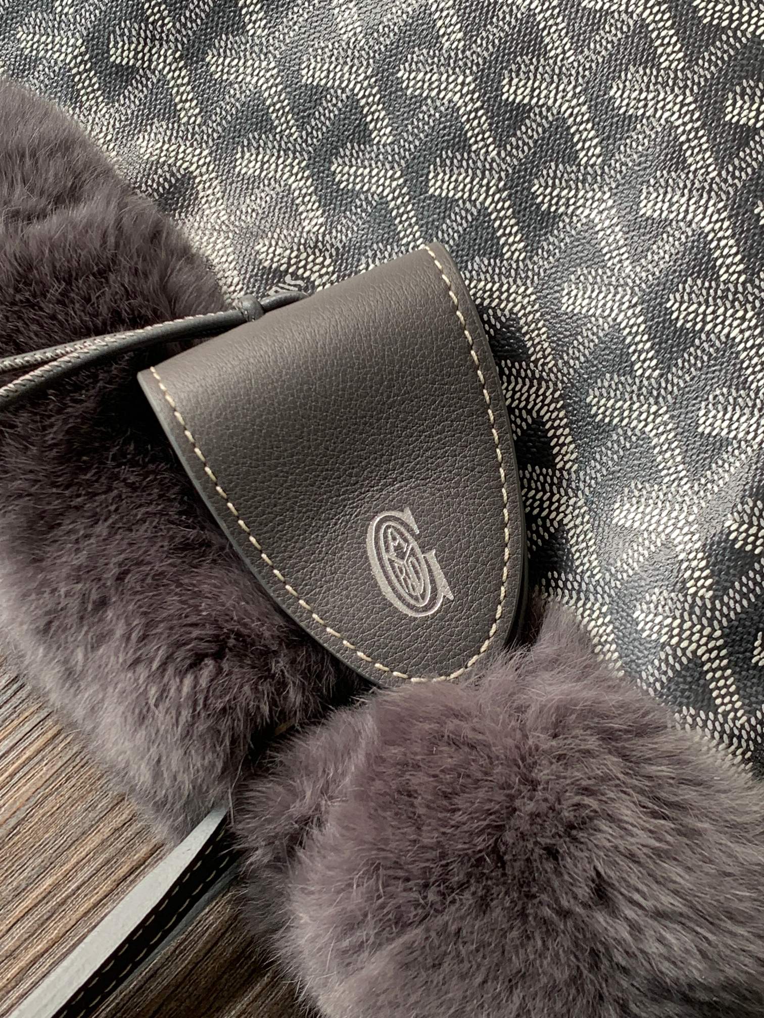 Goyard 谁能拒绝一支软fufu的Goyard兔毛mini tote也太可爱了 还能反过来用 太萌了 绝对是小公举的首选的颜色
