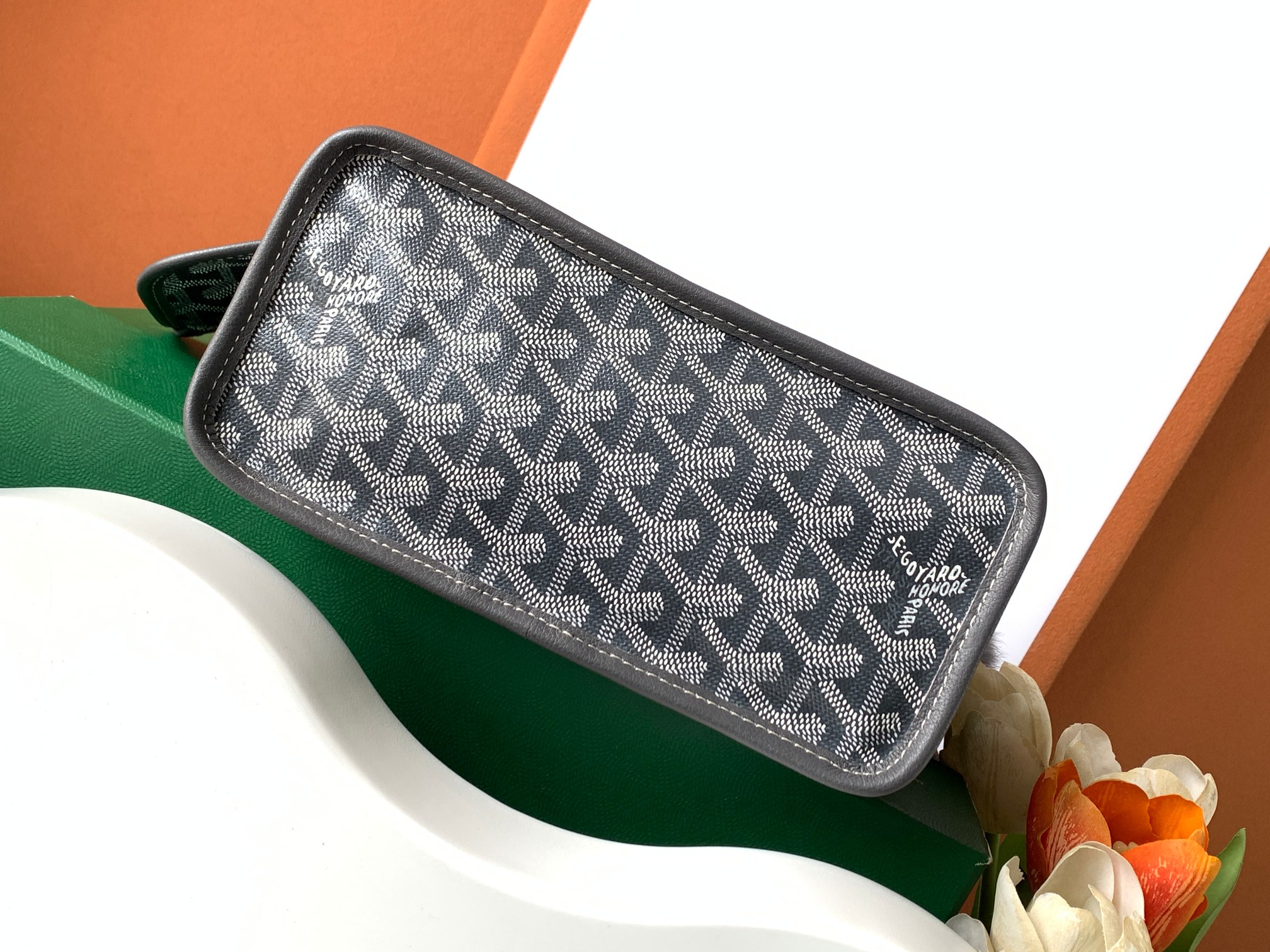 Goyard 谁能拒绝一支软fufu的Goyard兔毛mini tote也太可爱了 还能反过来用 太萌了 绝对是小公举的首选的颜色