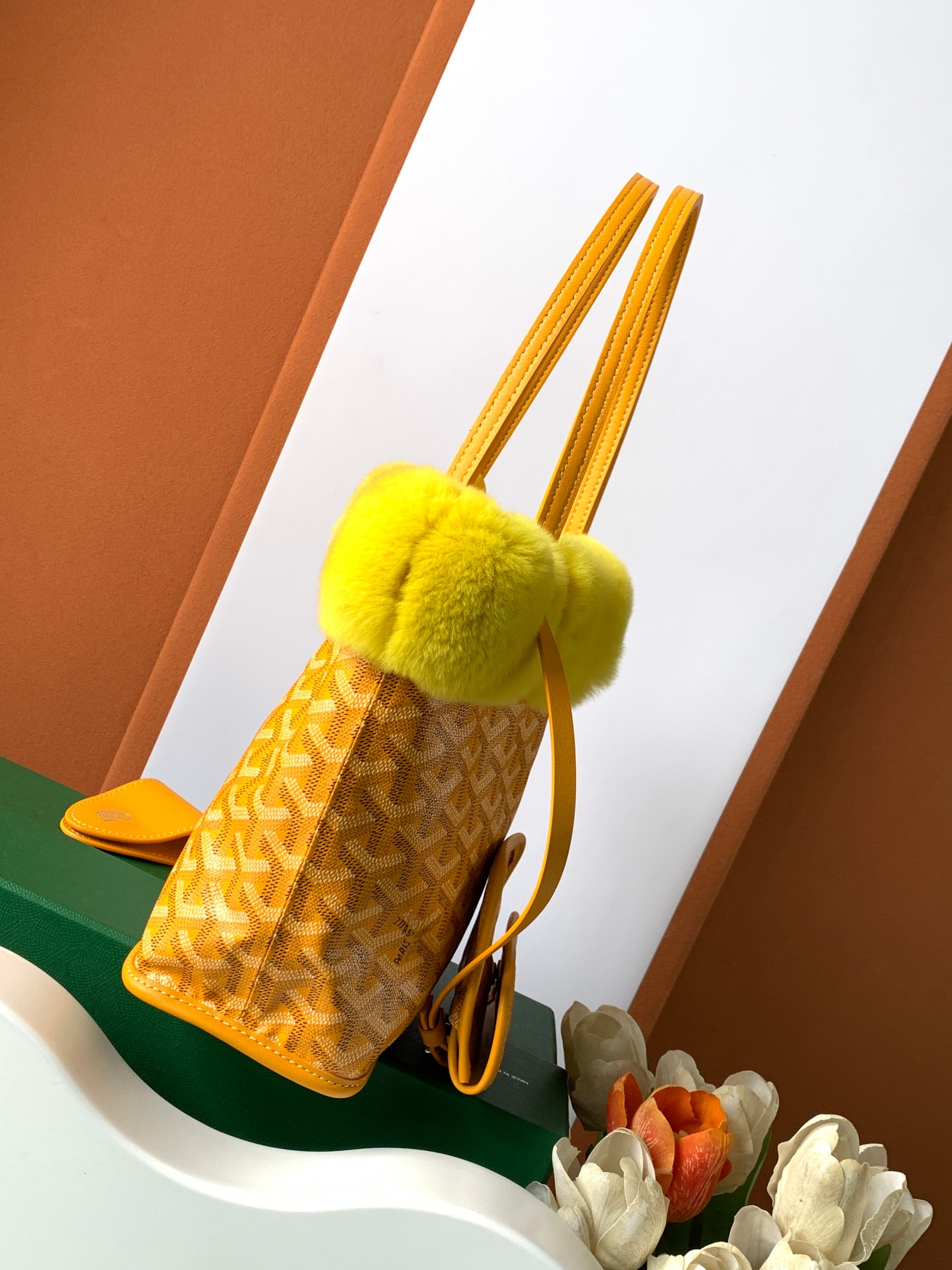 Goyard 谁能拒绝一支软fufu的Goyard兔毛mini tote也太可爱了 还能反过来用 太萌了 绝对是小公举的首选的颜色