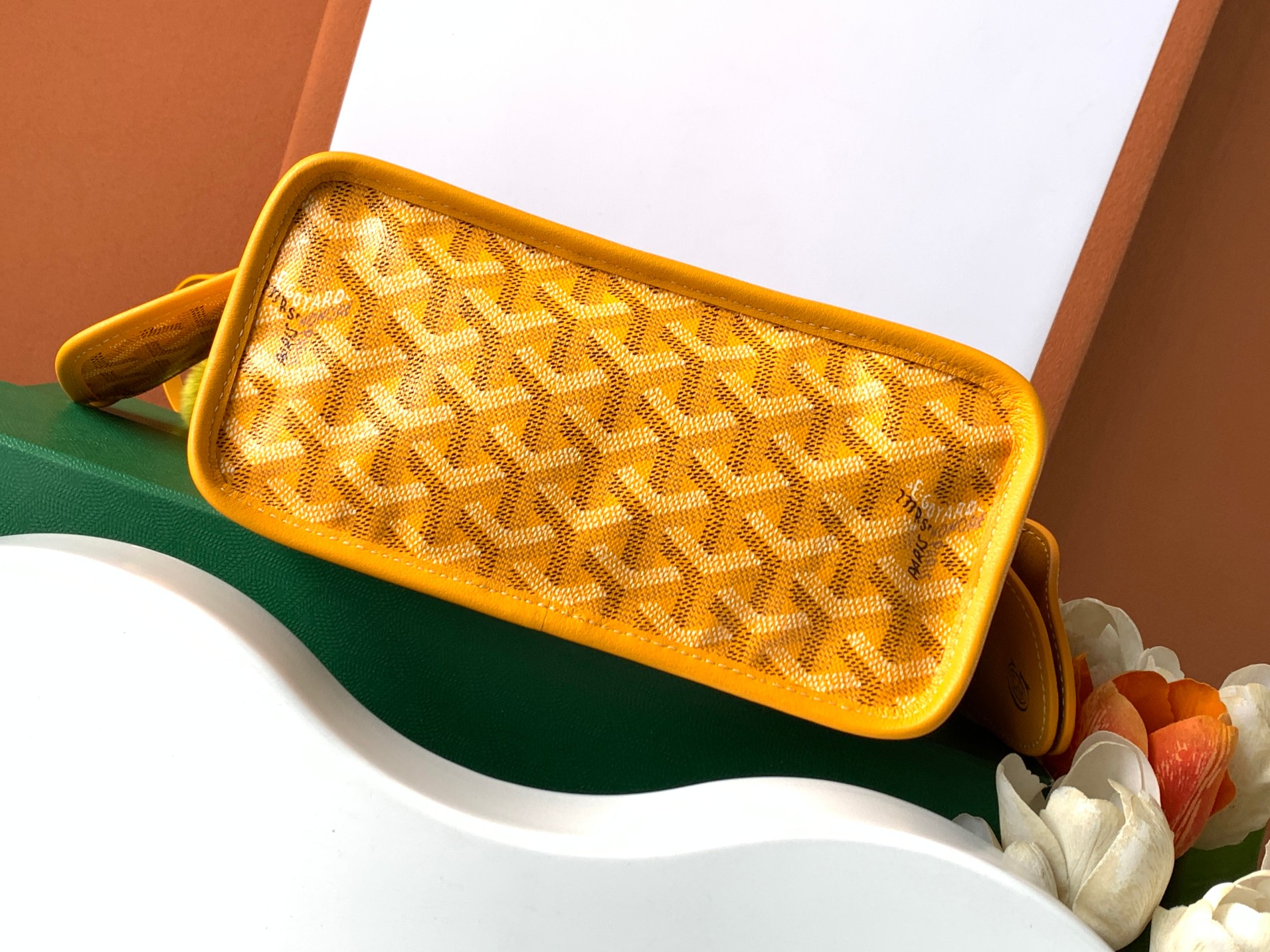 Goyard 谁能拒绝一支软fufu的Goyard兔毛mini tote也太可爱了 还能反过来用 太萌了 绝对是小公举的首选的颜色