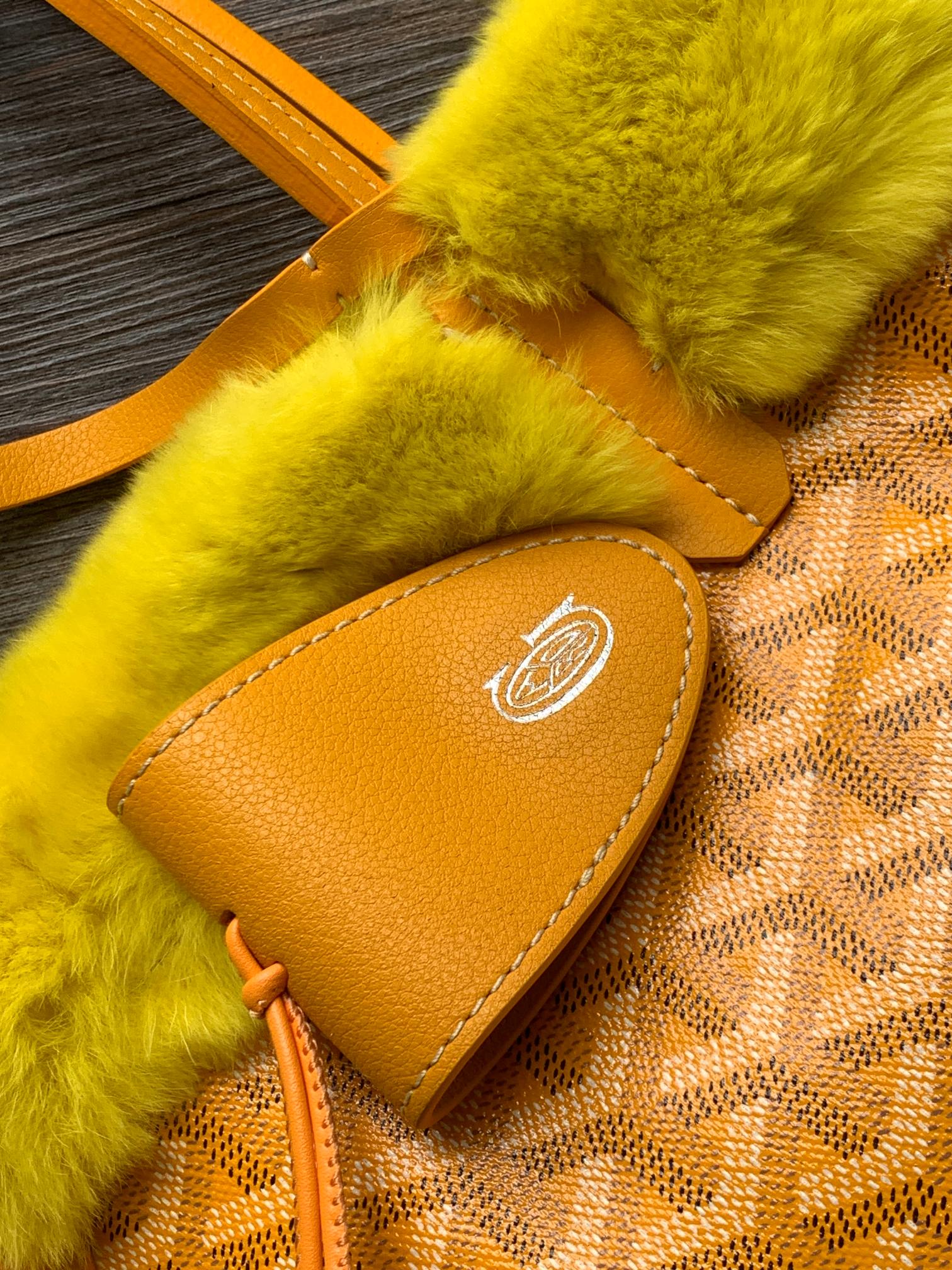 Goyard 谁能拒绝一支软fufu的Goyard兔毛mini tote也太可爱了 还能反过来用 太萌了 绝对是小公举的首选的颜色
