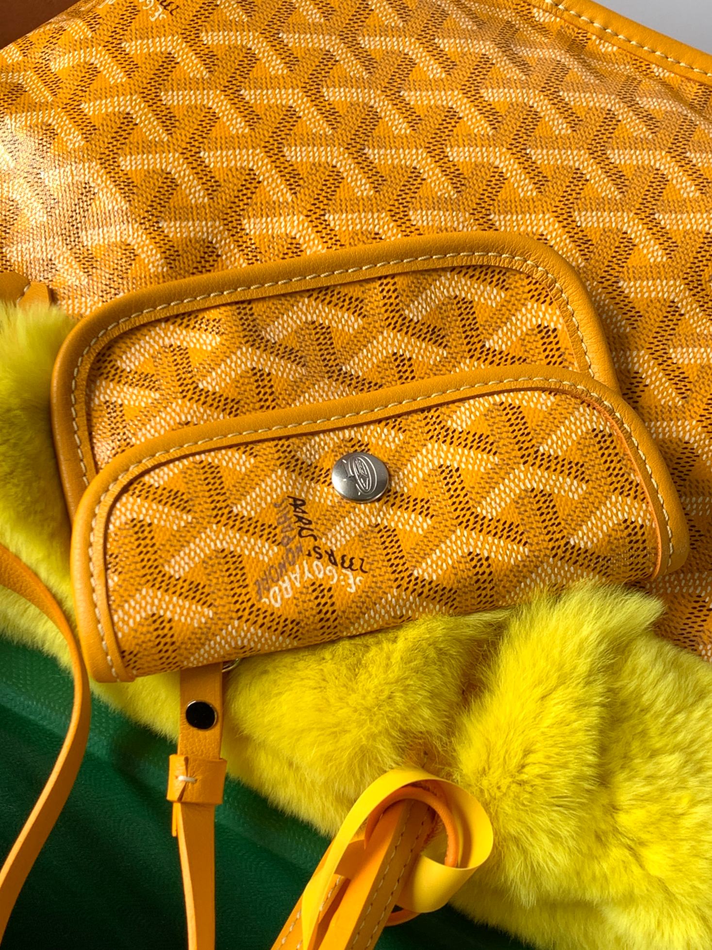 Goyard 谁能拒绝一支软fufu的Goyard兔毛mini tote也太可爱了 还能反过来用 太萌了 绝对是小公举的首选的颜色