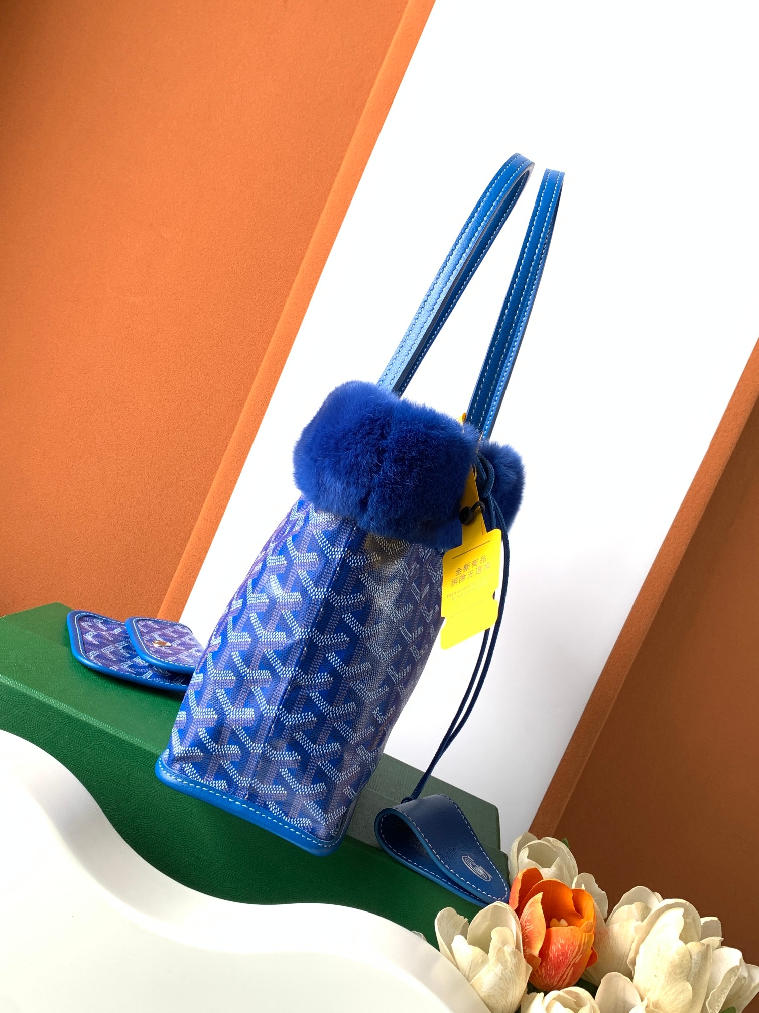 Goyard 谁能拒绝一支软fufu的Goyard兔毛mini tote也太可爱了 还能反过来用 太萌了 绝对是小公举的首选的颜色