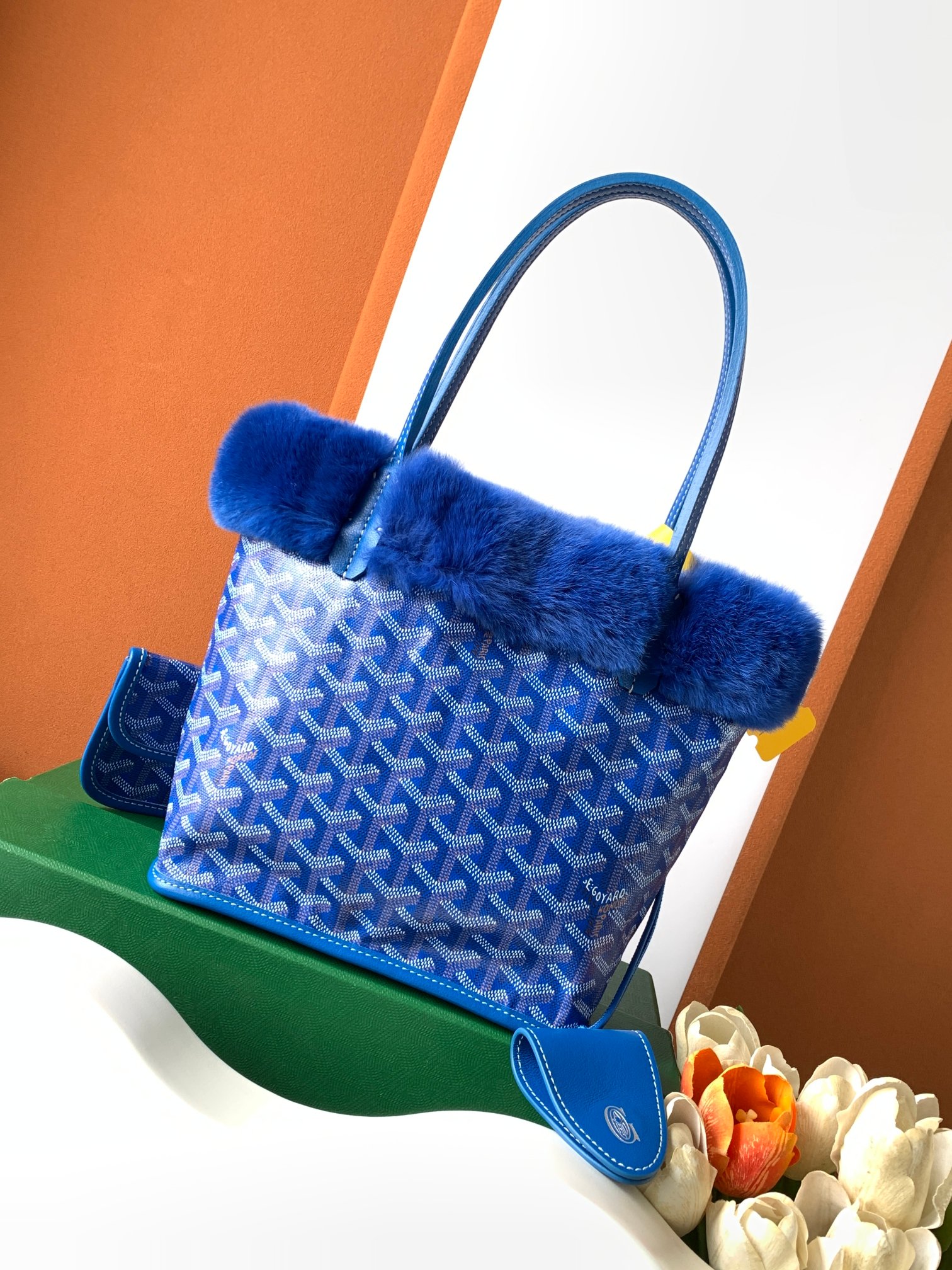 Goyard 谁能拒绝一支软fufu的Goyard兔毛mini tote也太可爱了 还能反过来用 太萌了 绝对是小公举的首选的颜色