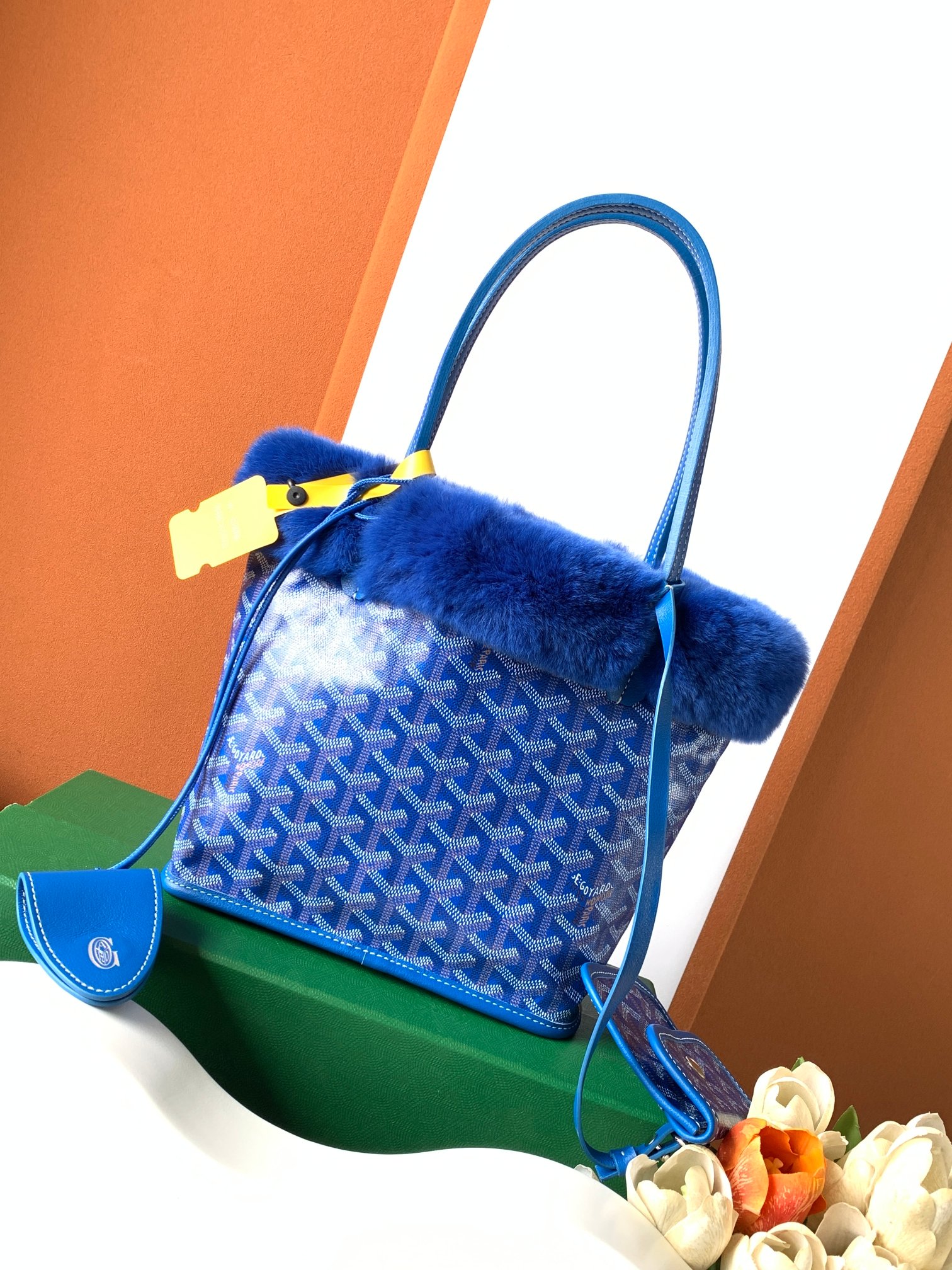 Goyard 谁能拒绝一支软fufu的Goyard兔毛mini tote也太可爱了 还能反过来用 太萌了 绝对是小公举的首选的颜色