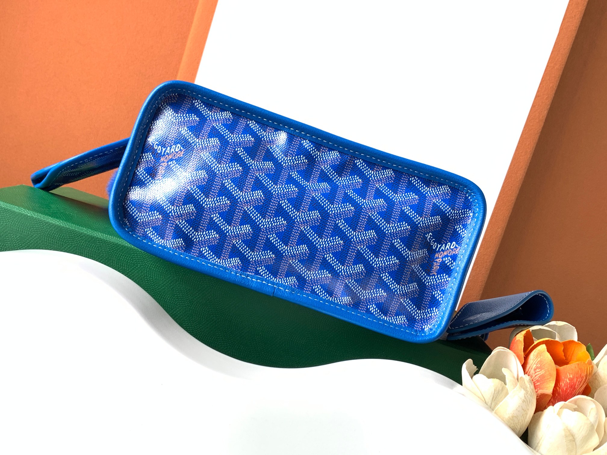 Goyard 谁能拒绝一支软fufu的Goyard兔毛mini tote也太可爱了 还能反过来用 太萌了 绝对是小公举的首选的颜色