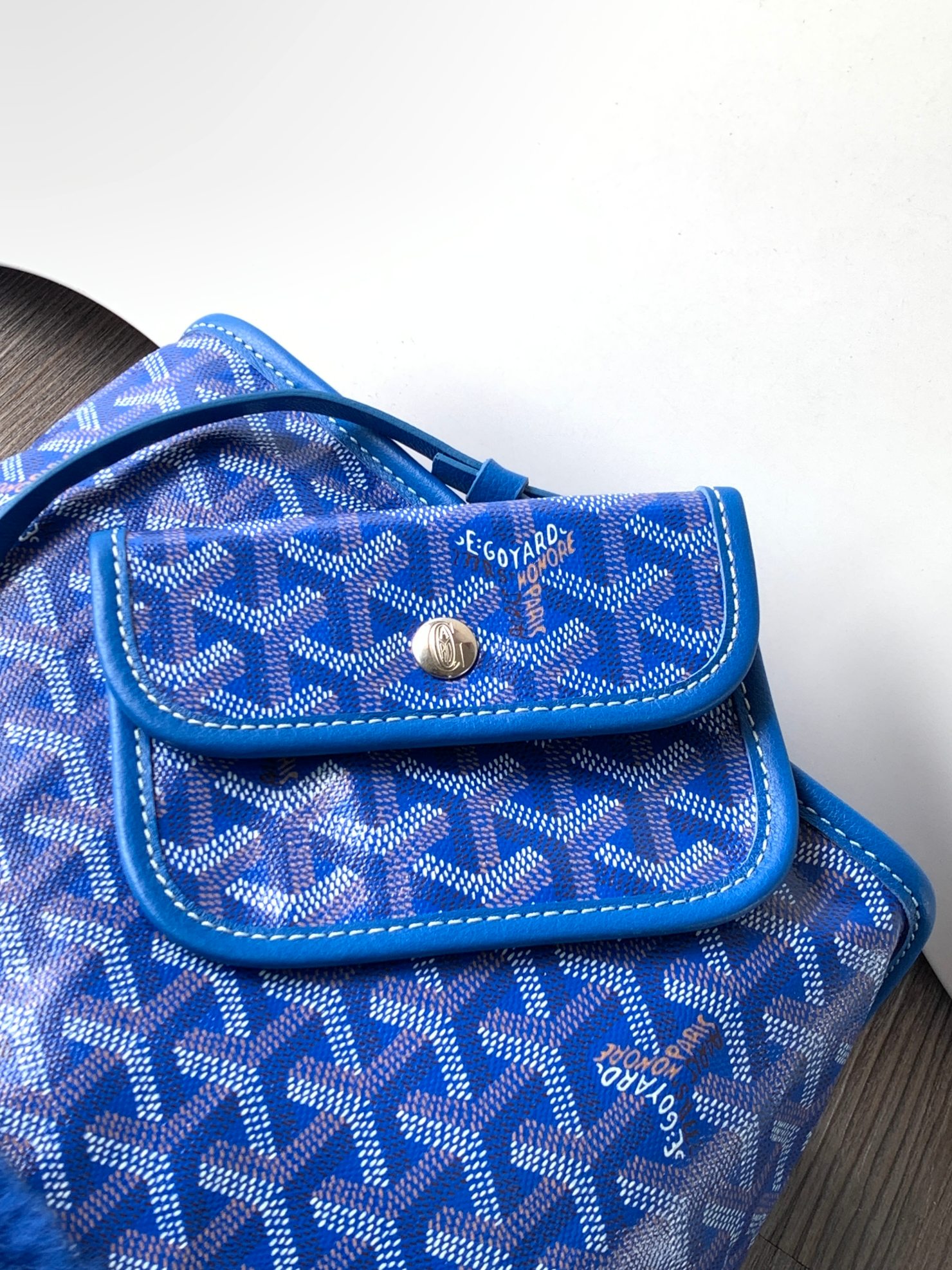 Goyard 谁能拒绝一支软fufu的Goyard兔毛mini tote也太可爱了 还能反过来用 太萌了 绝对是小公举的首选的颜色