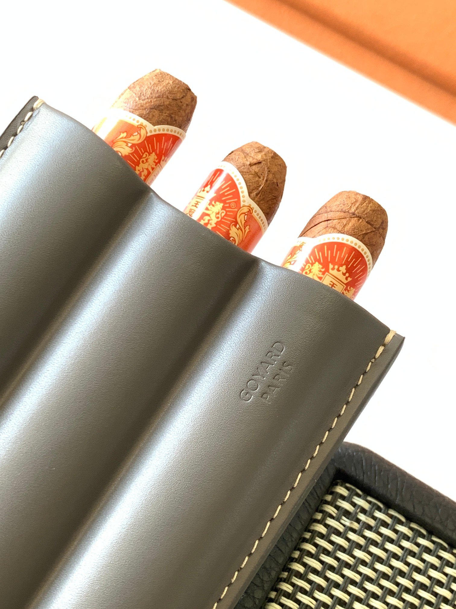 Goyard CHURCHILL 三支雪＋盒按照模型装配 其形状足以容纳三支雪＋ 尤其是 ROBUSTO 雪＋