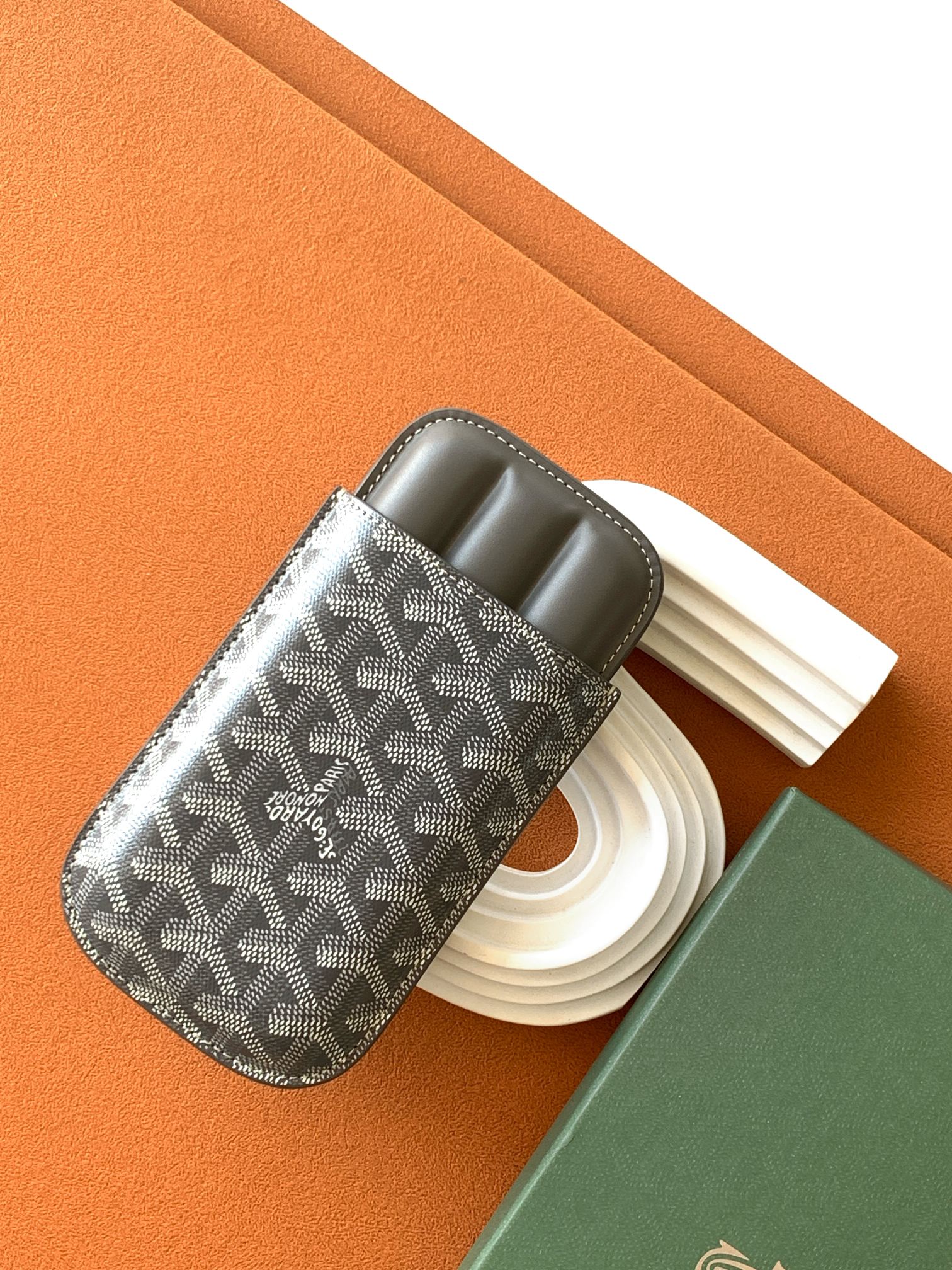 Goyard CHURCHILL 三支雪＋盒按照模型装配 其形状足以容纳三支雪＋ 尤其是 ROBUSTO 雪＋