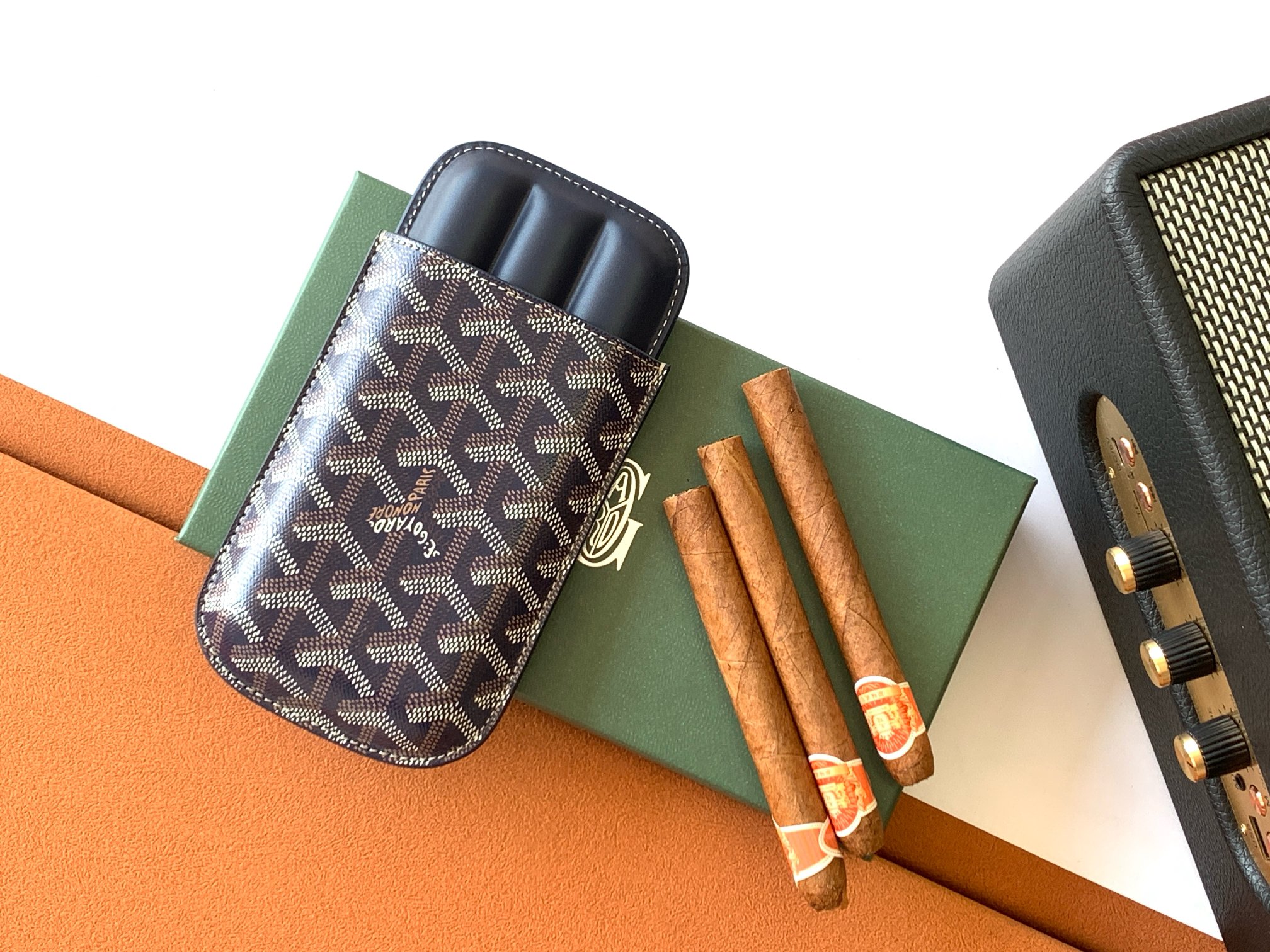 Goyard CHURCHILL 三支雪＋盒按照模型装配 其形状足以容纳三支雪＋ 尤其是 ROBUSTO 雪＋