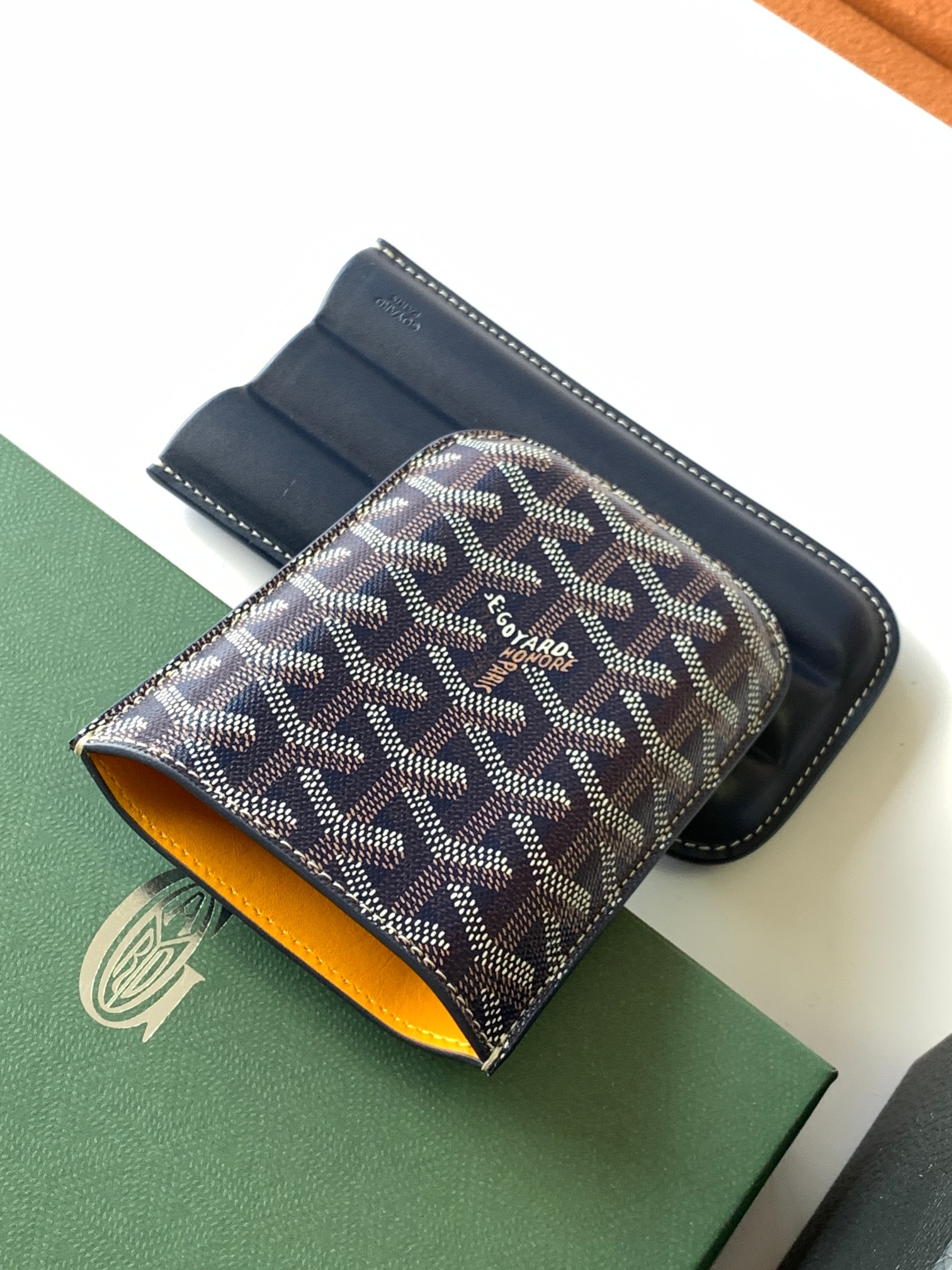 Goyard CHURCHILL 三支雪＋盒按照模型装配 其形状足以容纳三支雪＋ 尤其是 ROBUSTO 雪＋