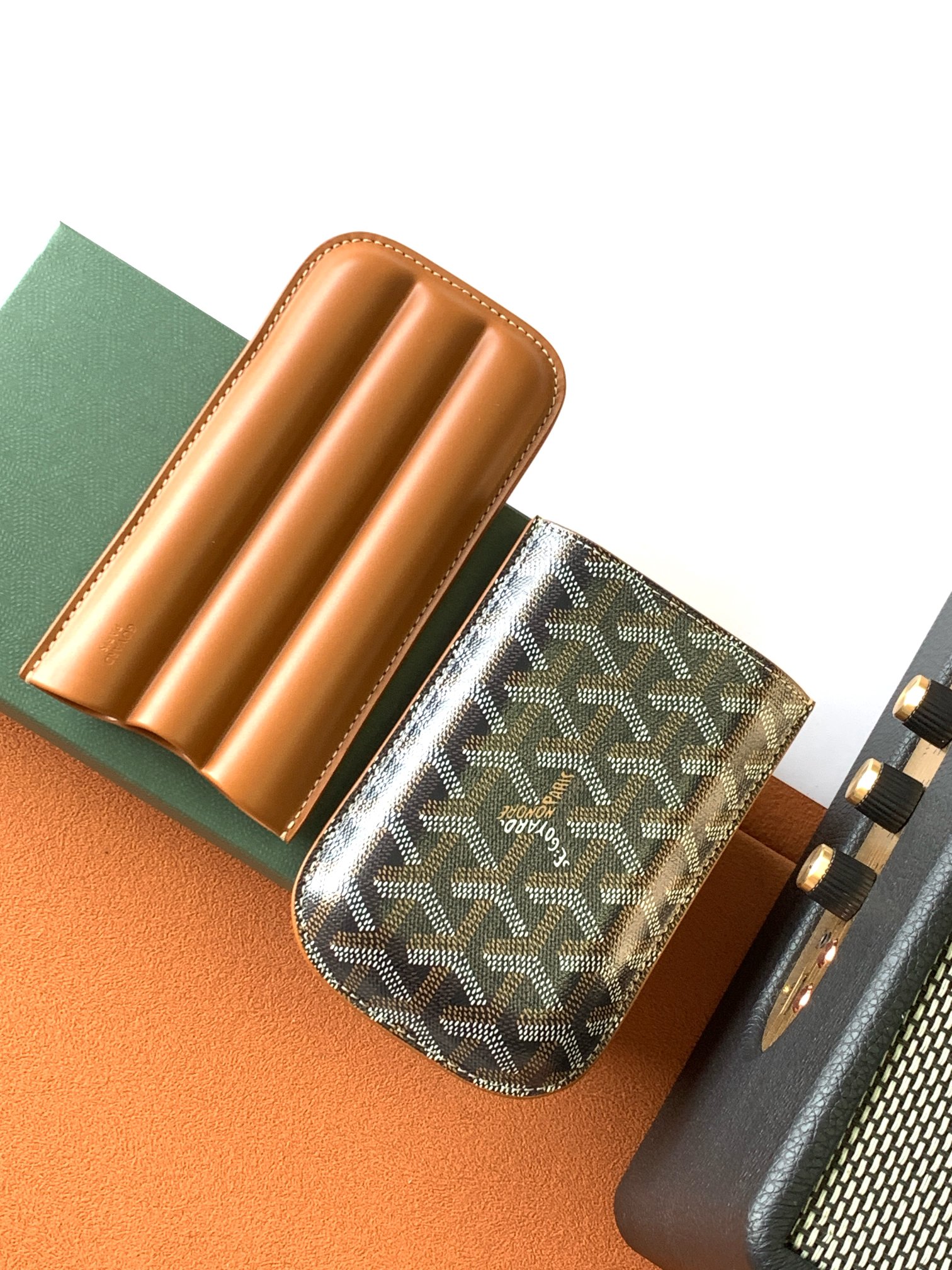 Goyard CHURCHILL 三支雪＋盒按照模型装配 其形状足以容纳三支雪＋ 尤其是 ROBUSTO 雪＋