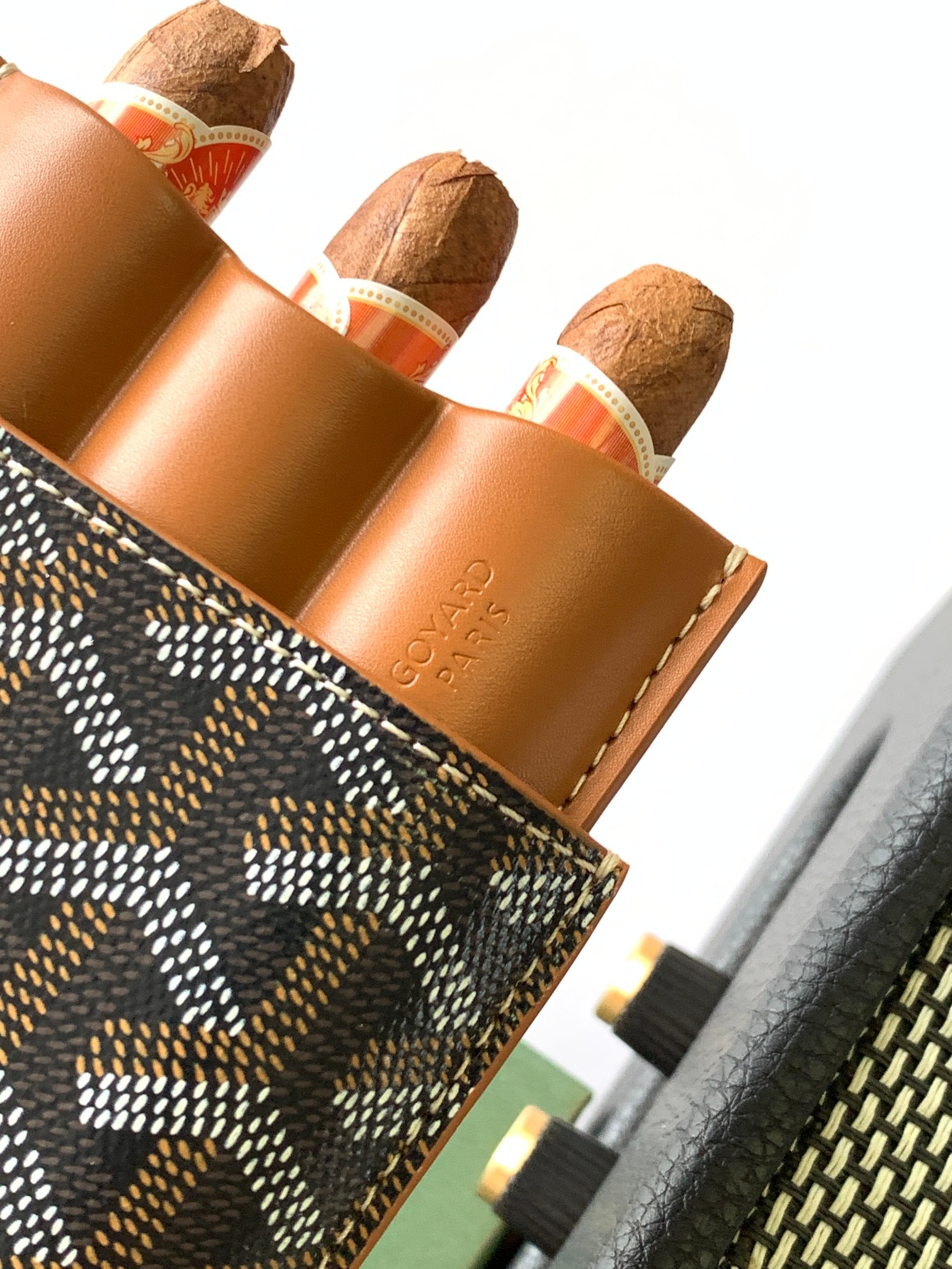 Goyard CHURCHILL 三支雪＋盒按照模型装配 其形状足以容纳三支雪＋ 尤其是 ROBUSTO 雪＋