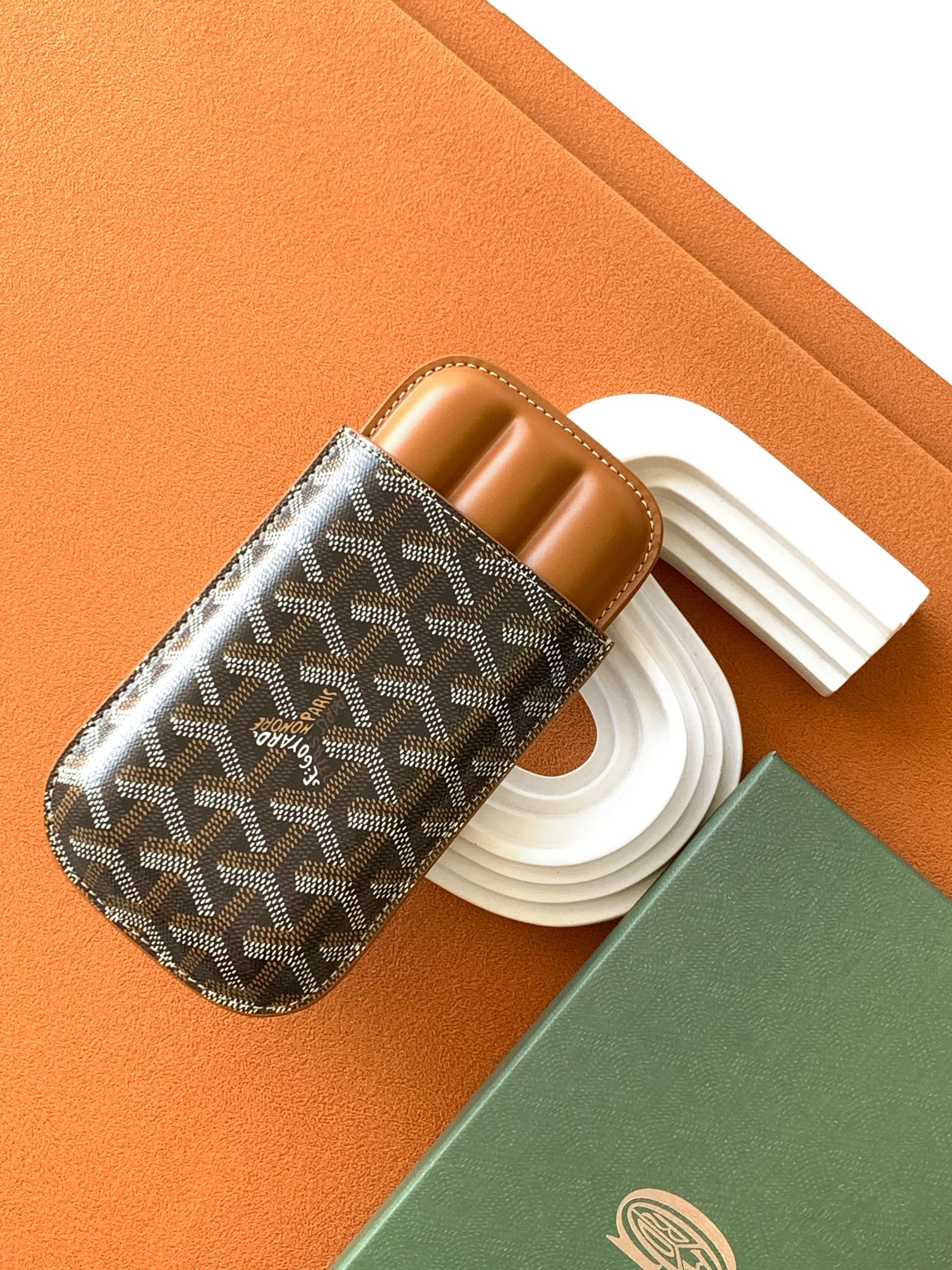 Goyard CHURCHILL 三支雪＋盒按照模型装配 其形状足以容纳三支雪＋ 尤其是 ROBUSTO 雪＋