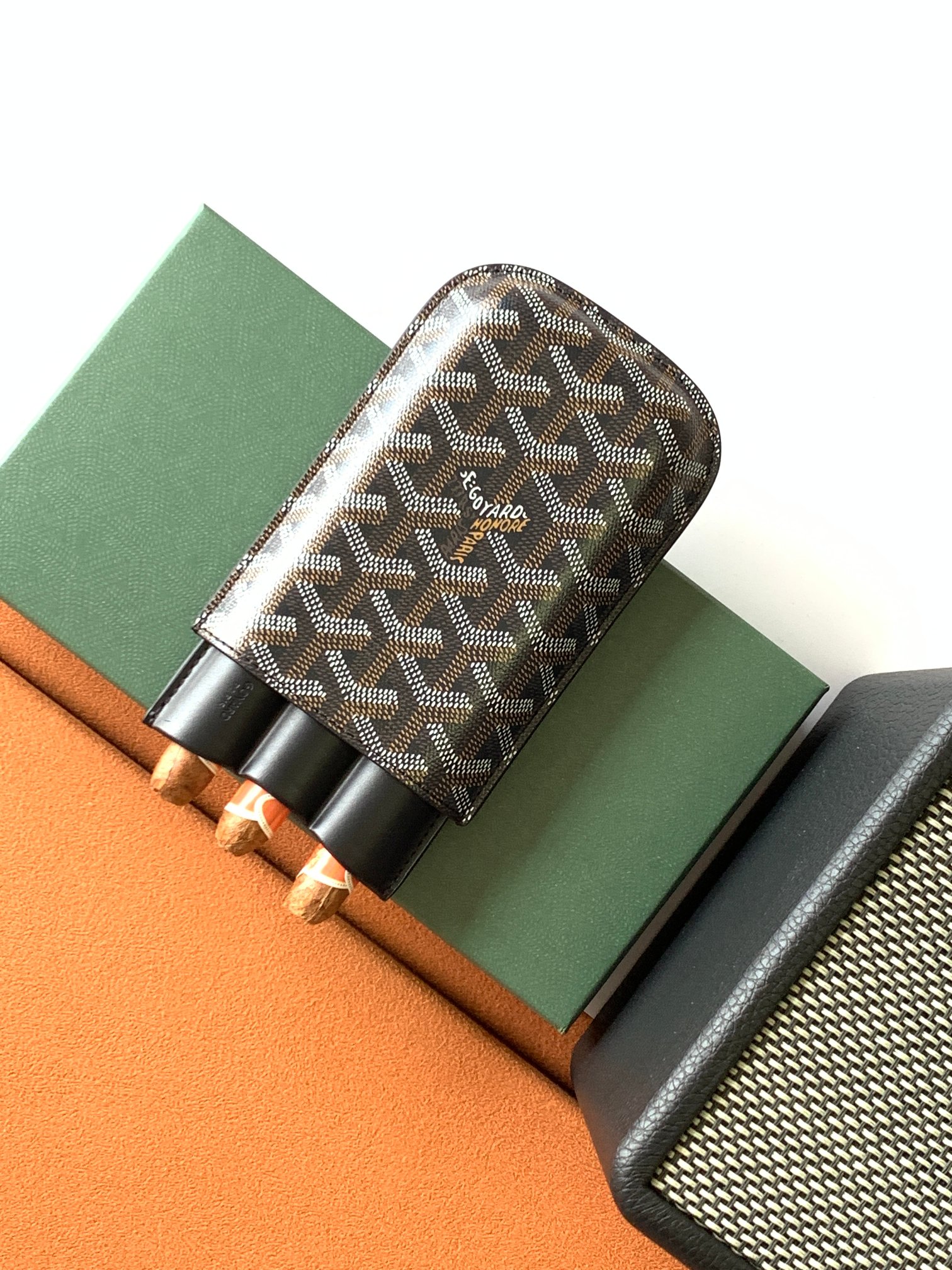 Goyard CHURCHILL 三支雪＋盒按照模型装配 其形状足以容纳三支雪＋ 尤其是 ROBUSTO 雪＋