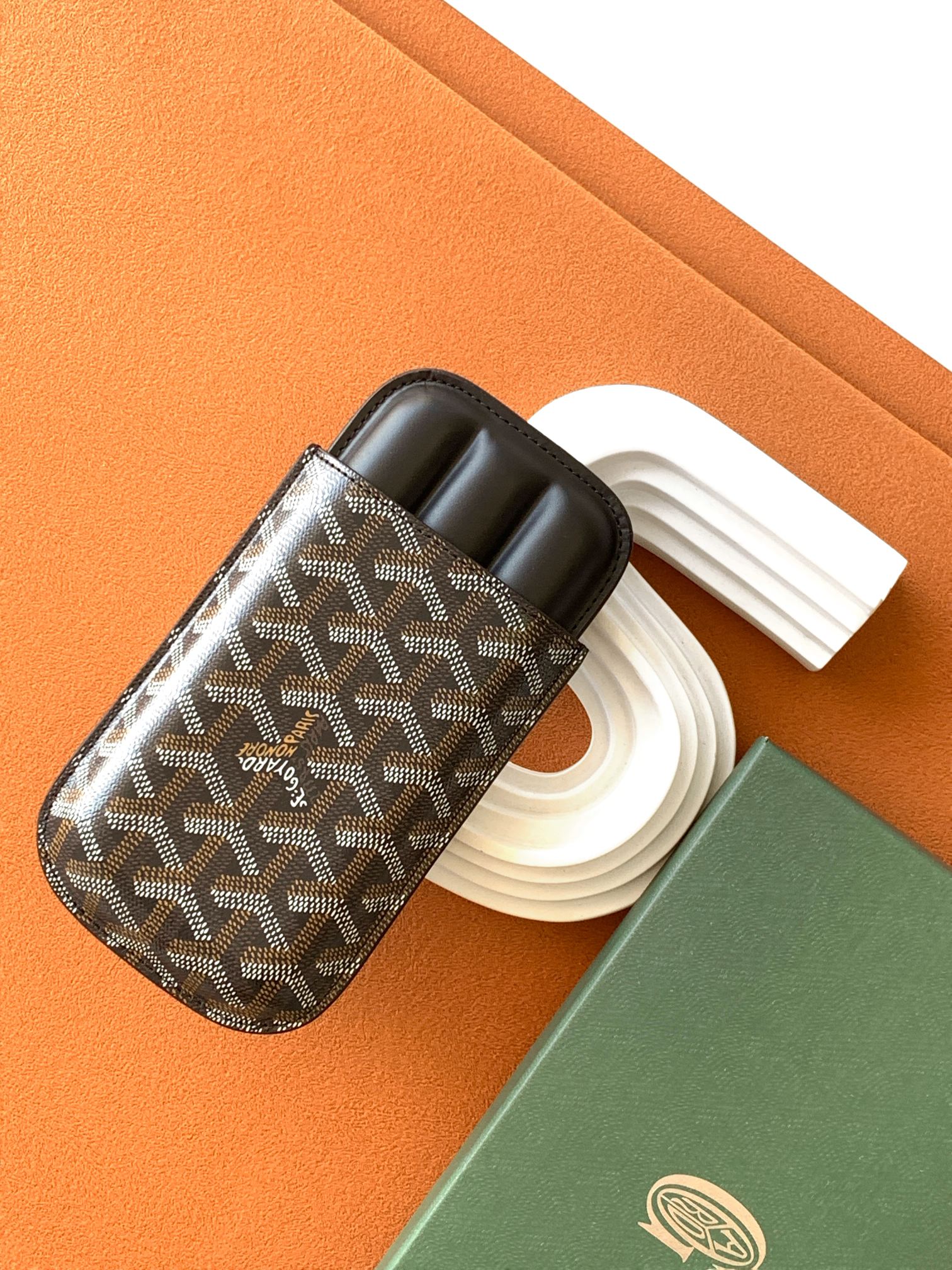 Goyard CHURCHILL 三支雪＋盒按照模型装配 其形状足以容纳三支雪＋ 尤其是 ROBUSTO 雪＋