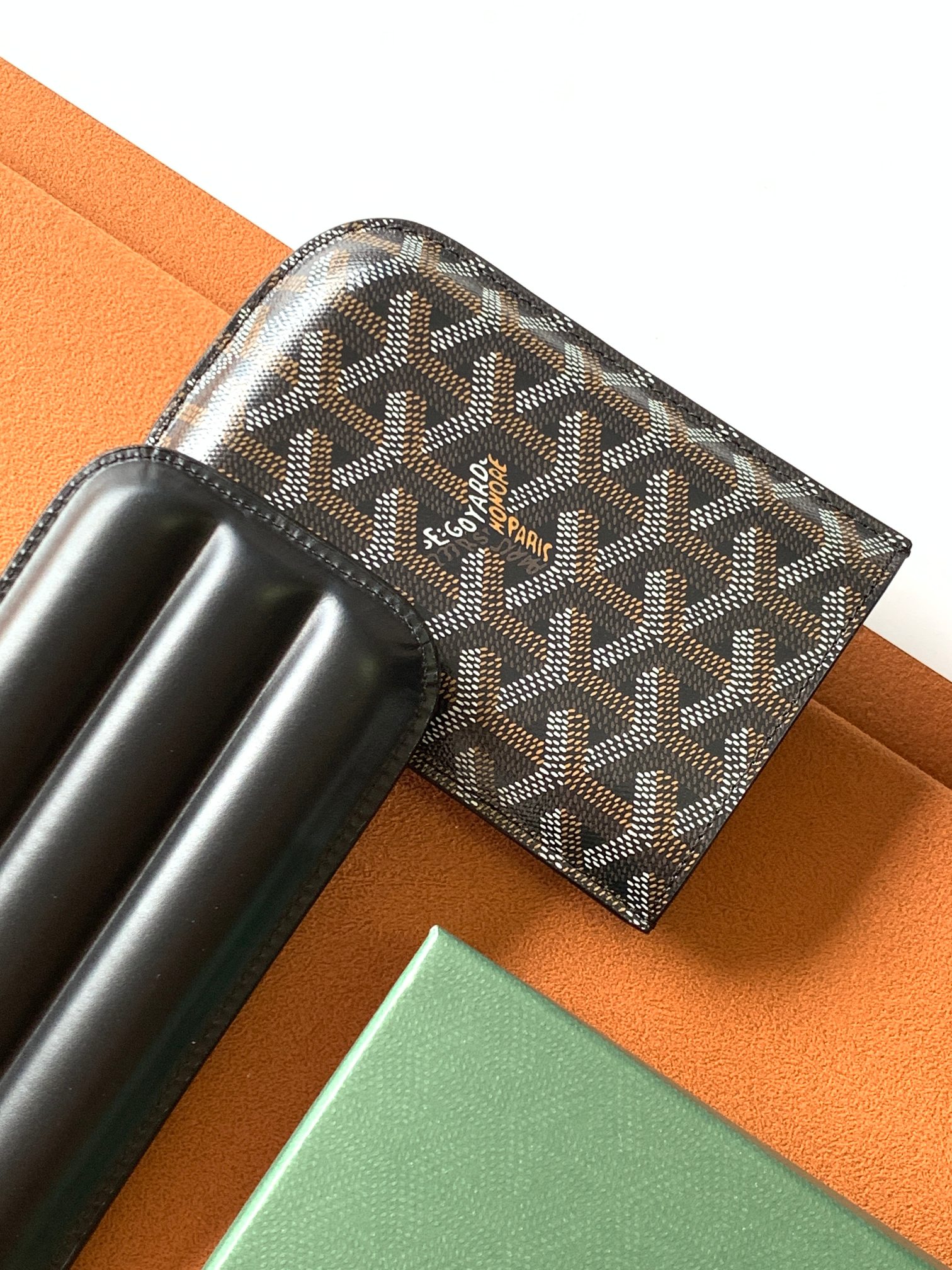Goyard CHURCHILL 三支雪＋盒按照模型装配 其形状足以容纳三支雪＋ 尤其是 ROBUSTO 雪＋