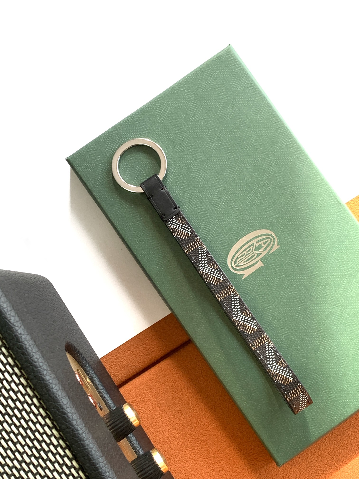 Goyard SÉSAME 钥匙圈采用了爱犬 (LE CHIC DU CHIEN)系列中的制作工艺