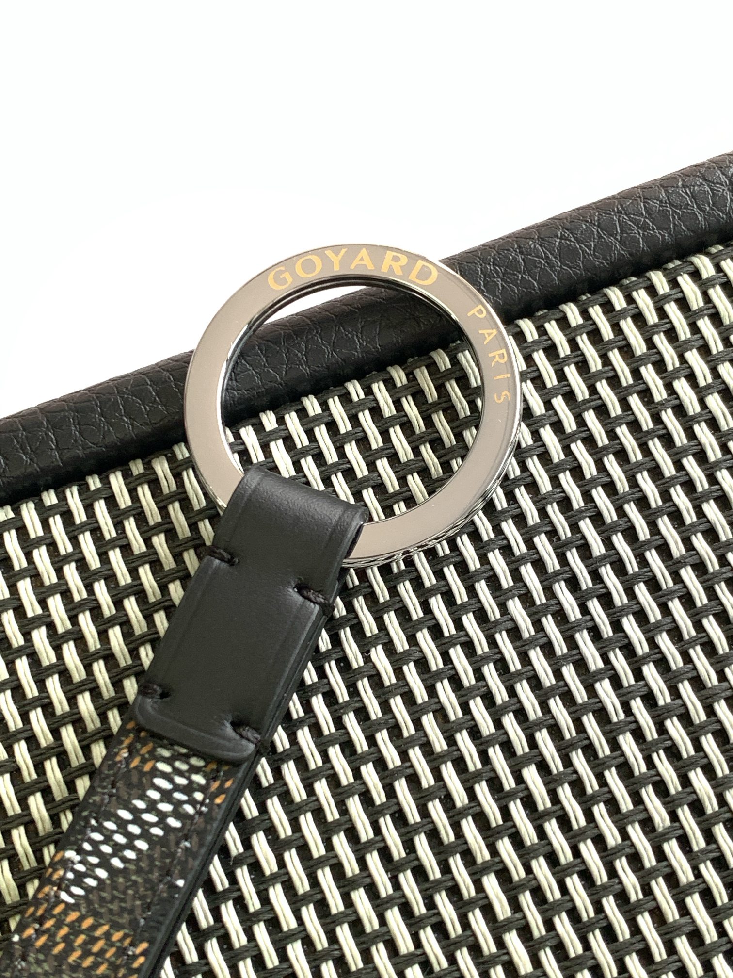 Goyard SÉSAME 钥匙圈采用了爱犬 (LE CHIC DU CHIEN)系列中的制作工艺