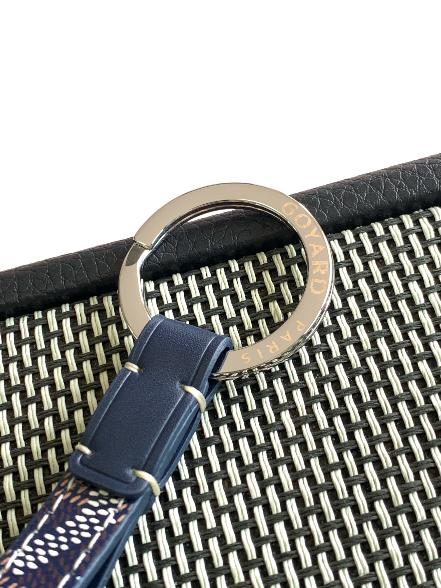 Goyard SÉSAME 钥匙圈采用了爱犬 (LE CHIC DU CHIEN)系列中的制作工艺