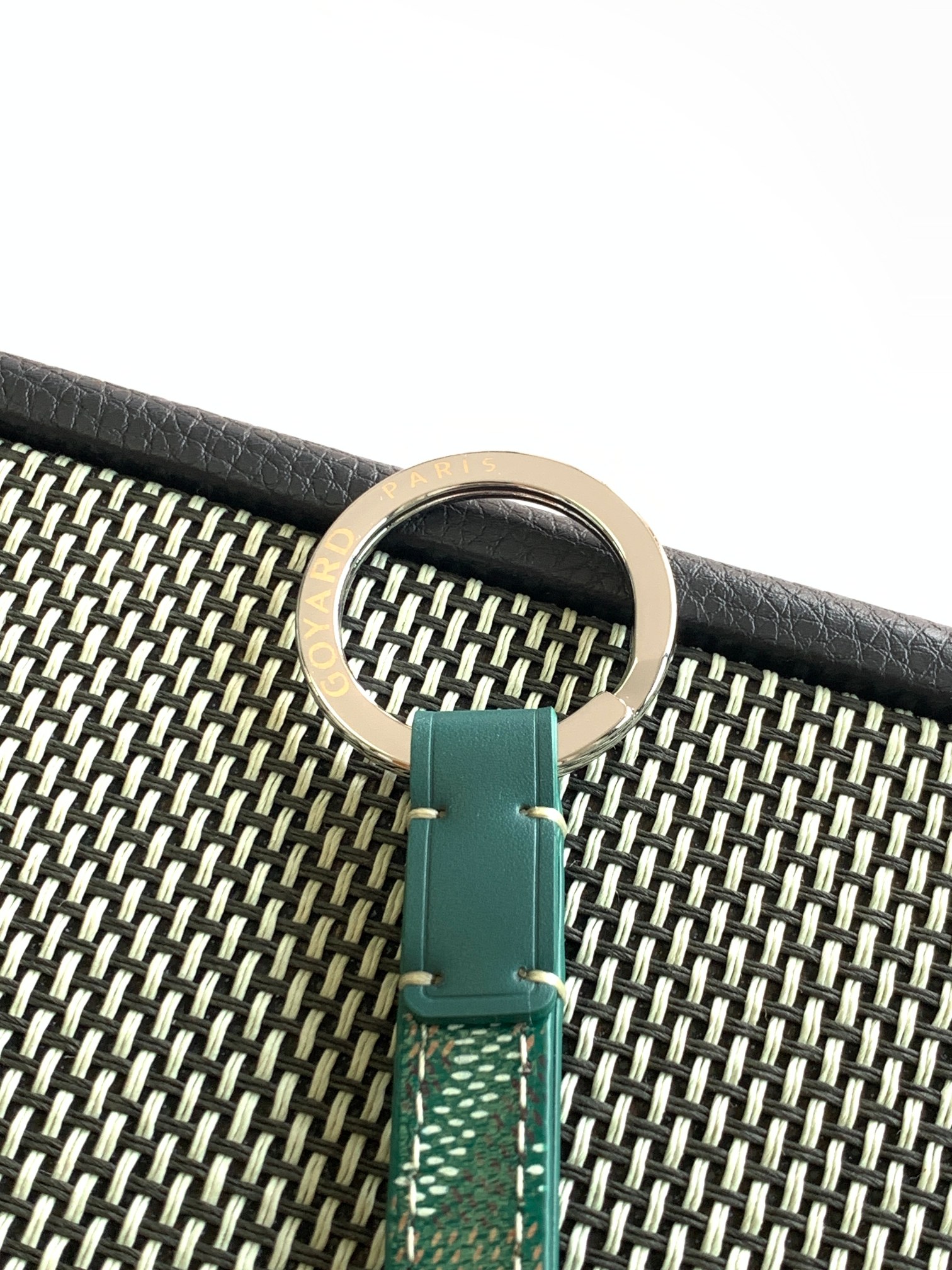 Goyard SÉSAME 钥匙圈采用了爱犬 (LE CHIC DU CHIEN)系列中的制作工艺