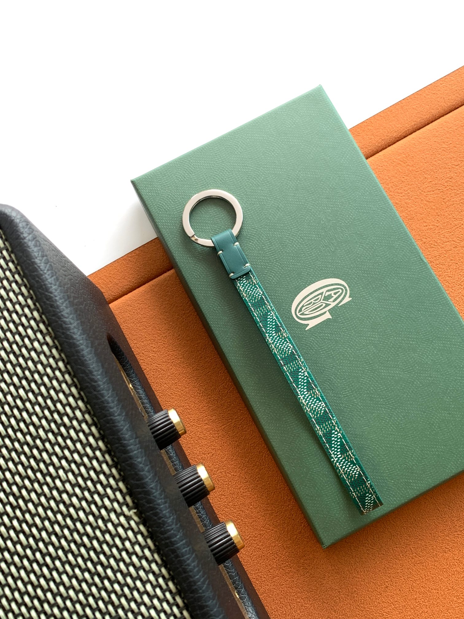 Goyard SÉSAME 钥匙圈采用了爱犬 (LE CHIC DU CHIEN)系列中的制作工艺