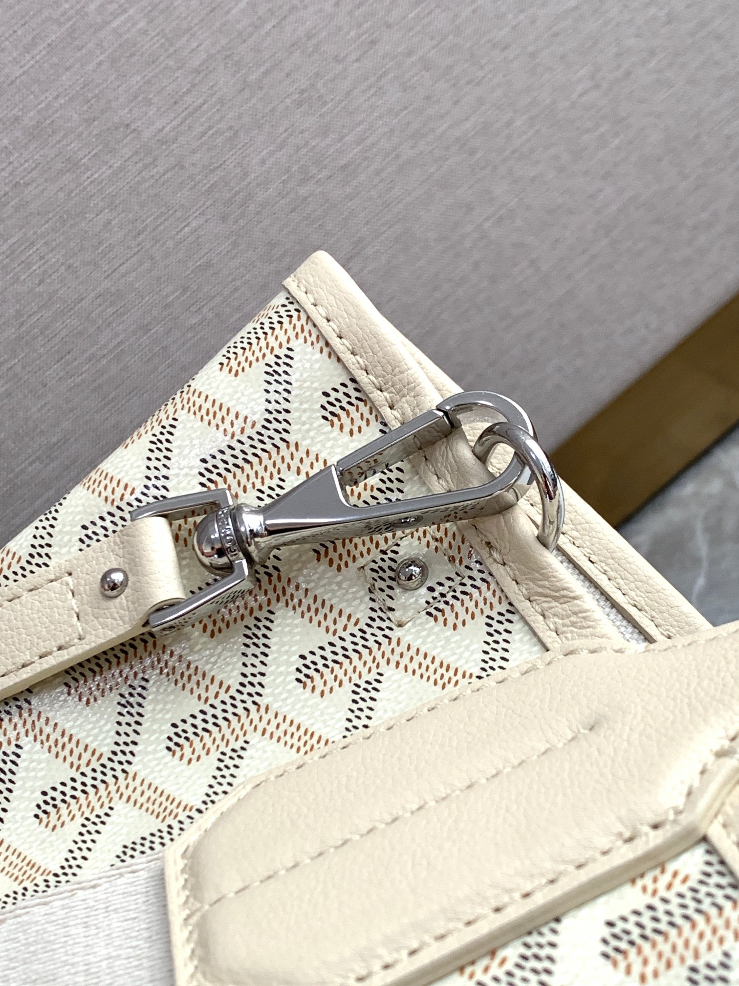 Goyard 限量版Belharra 小号包采用了 Goyardine 帆布的全新颜色：沙石色