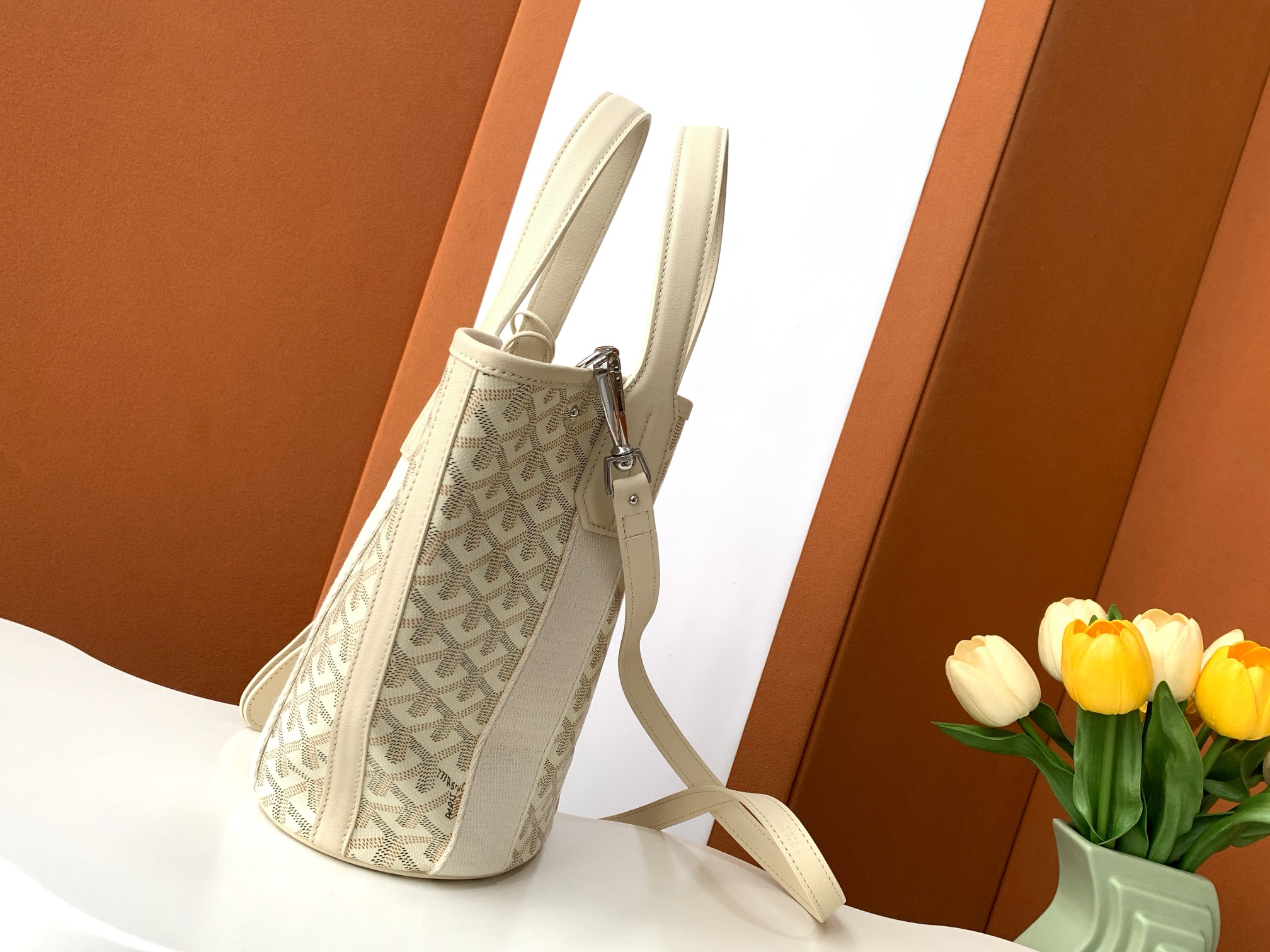 Goyard 限量版Belharra 小号包采用了 Goyardine 帆布的全新颜色：沙石色